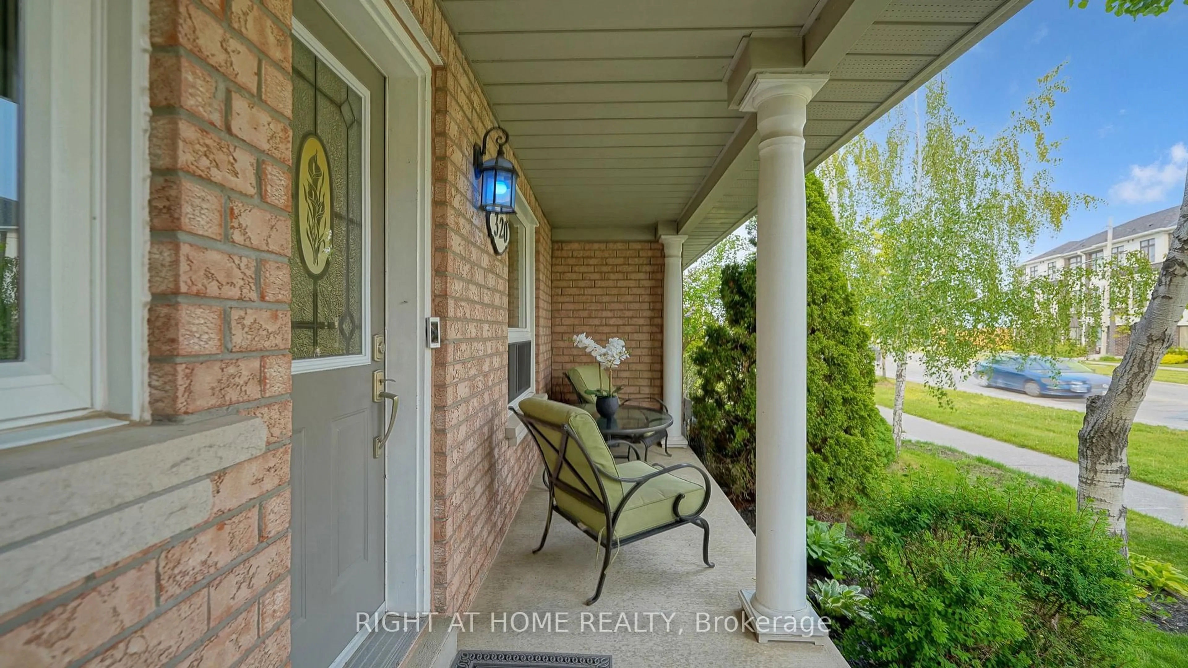 Indoor entryway for 320 Canyon Hill Ave, Richmond Hill Ontario L4C 0R1