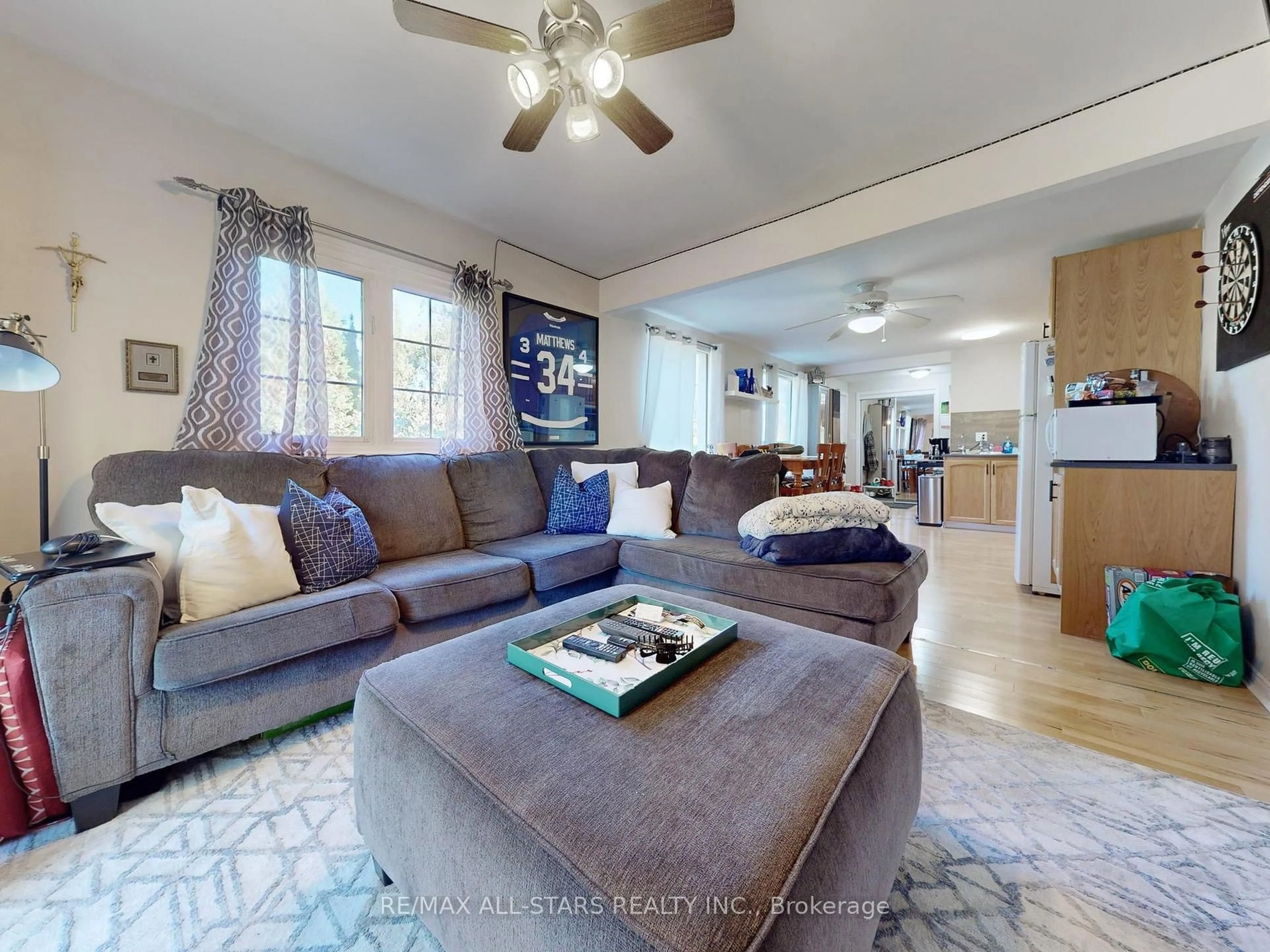 Living room with furniture, unknown for 40 Riverglen Dr, Georgina Ontario L4P 2R1