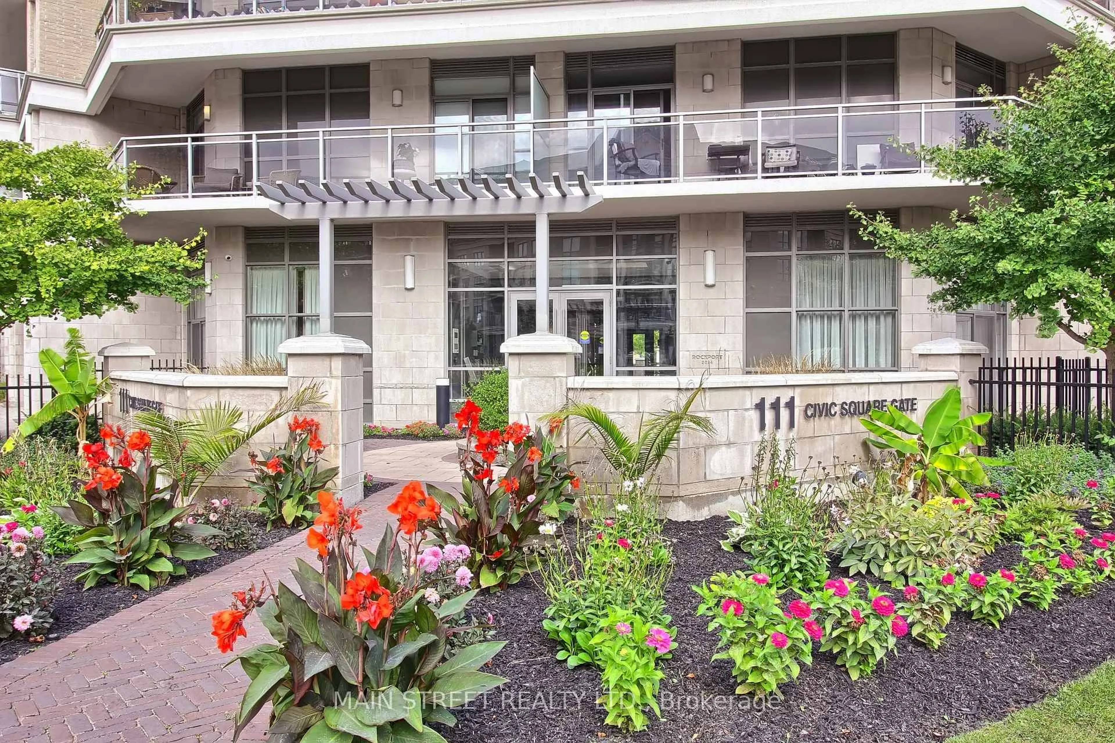 Patio, street for 111 Civic Square Gate #220, Aurora Ontario L4G 0S6