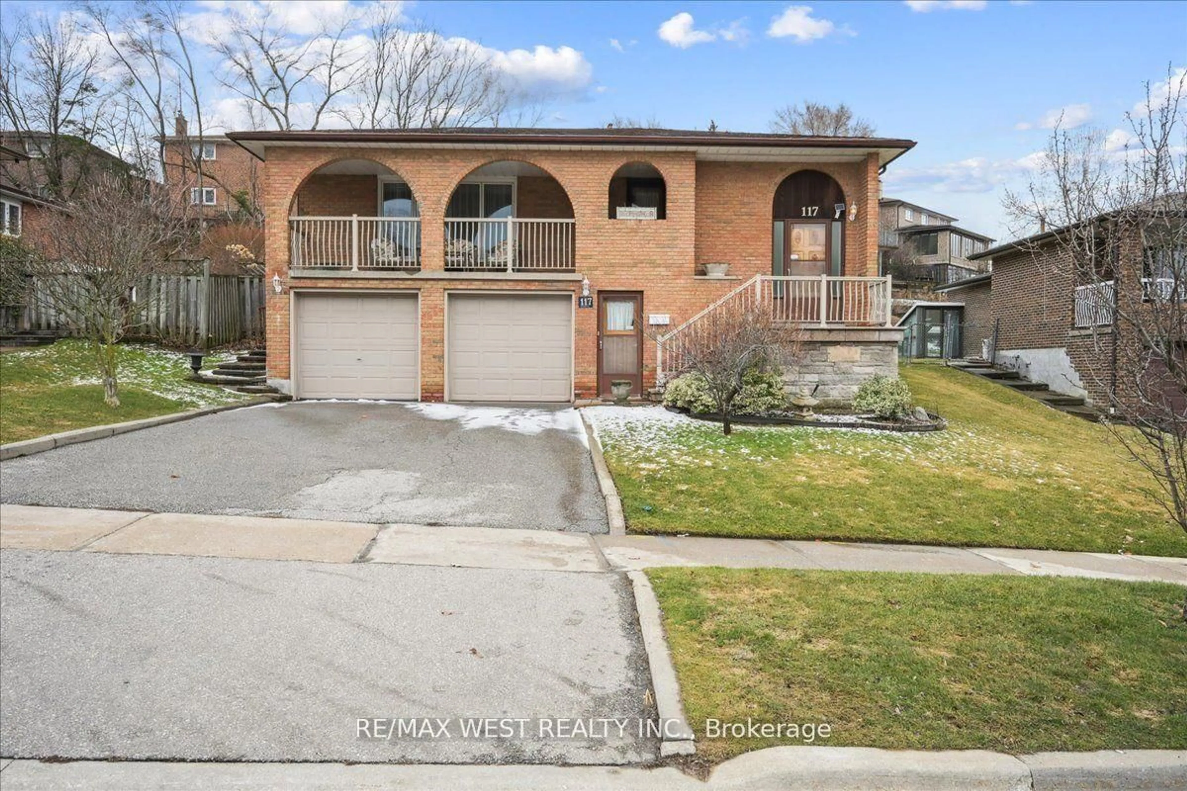 Home with brick exterior material, street for 117 Willis Rd, Vaughan Ontario L4L 2S4