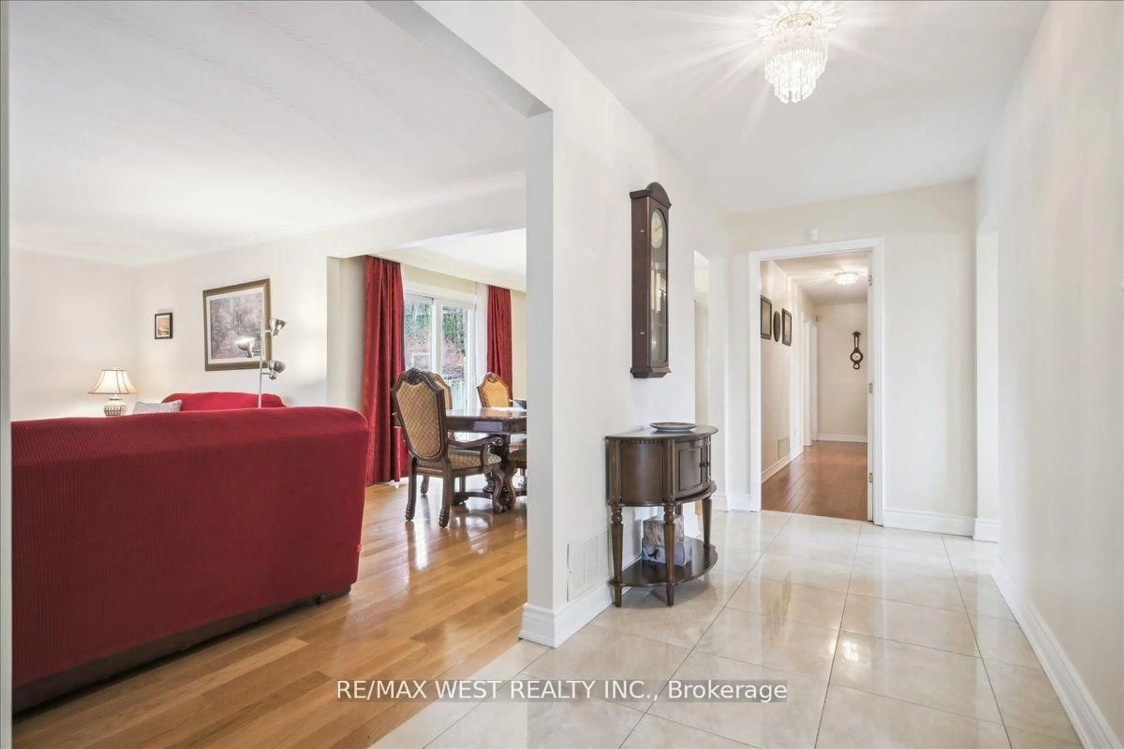 Indoor foyer for 117 Willis Rd, Vaughan Ontario L4L 2S4
