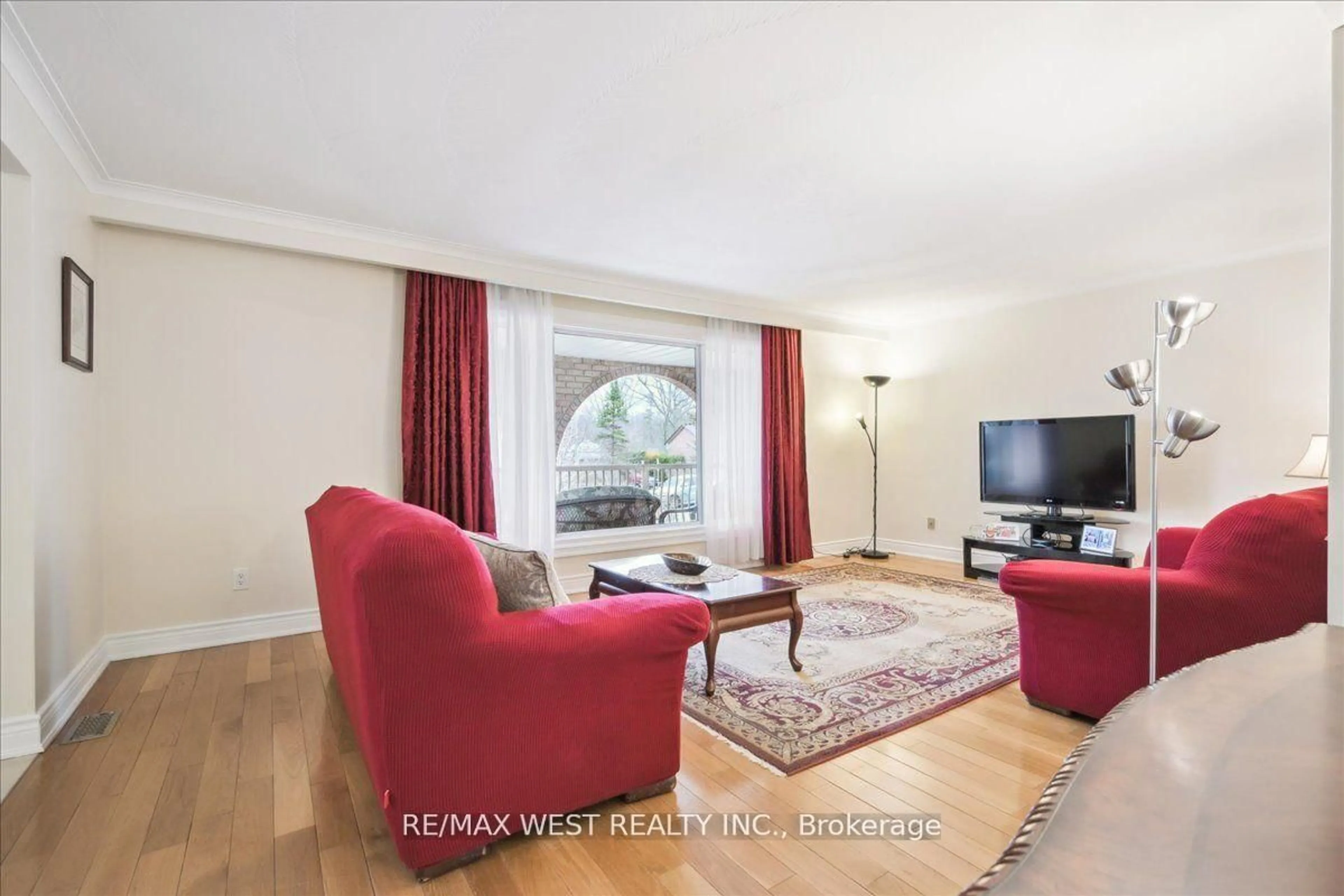 Living room with furniture, wood/laminate floor for 117 Willis Rd, Vaughan Ontario L4L 2S4
