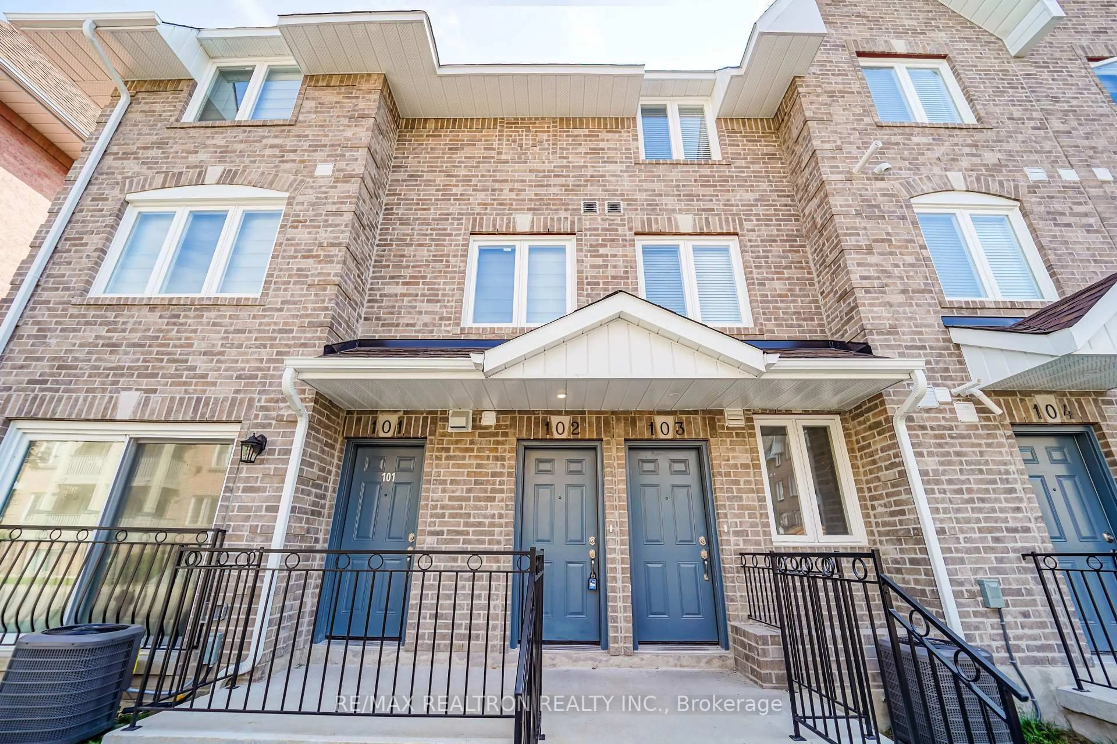 Home with brick exterior material, street for 75 Weldrick Rd #102, Richmond Hill Ontario L3T 0G1