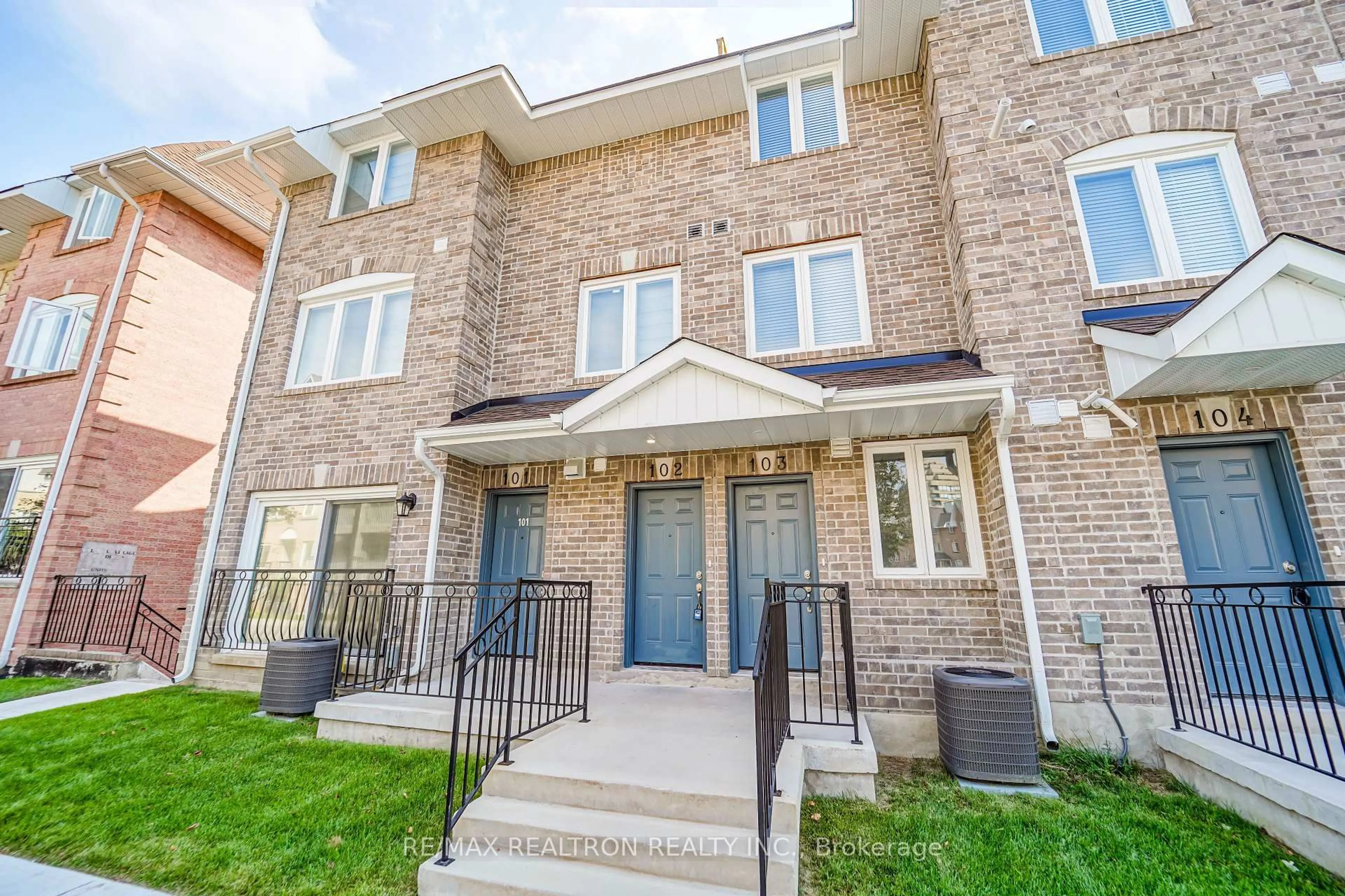 Home with brick exterior material, street for 75 Weldrick Rd #102, Richmond Hill Ontario L3T 0G1
