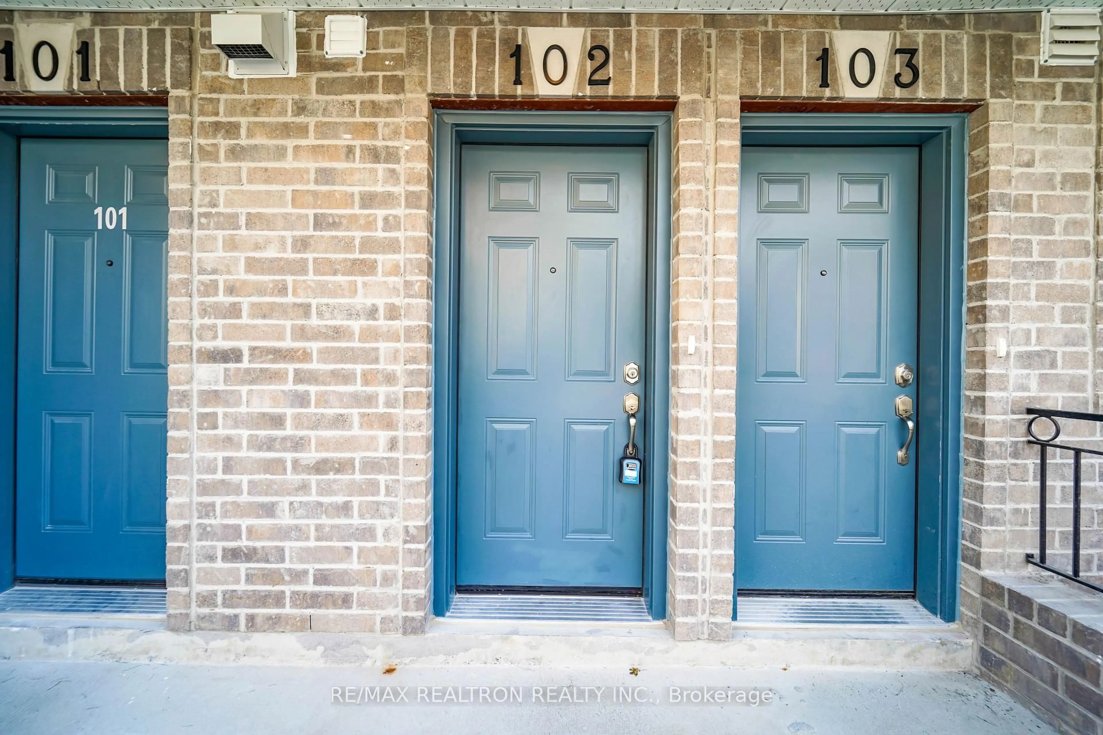 Indoor entryway for 75 Weldrick Rd #102, Richmond Hill Ontario L3T 0G1