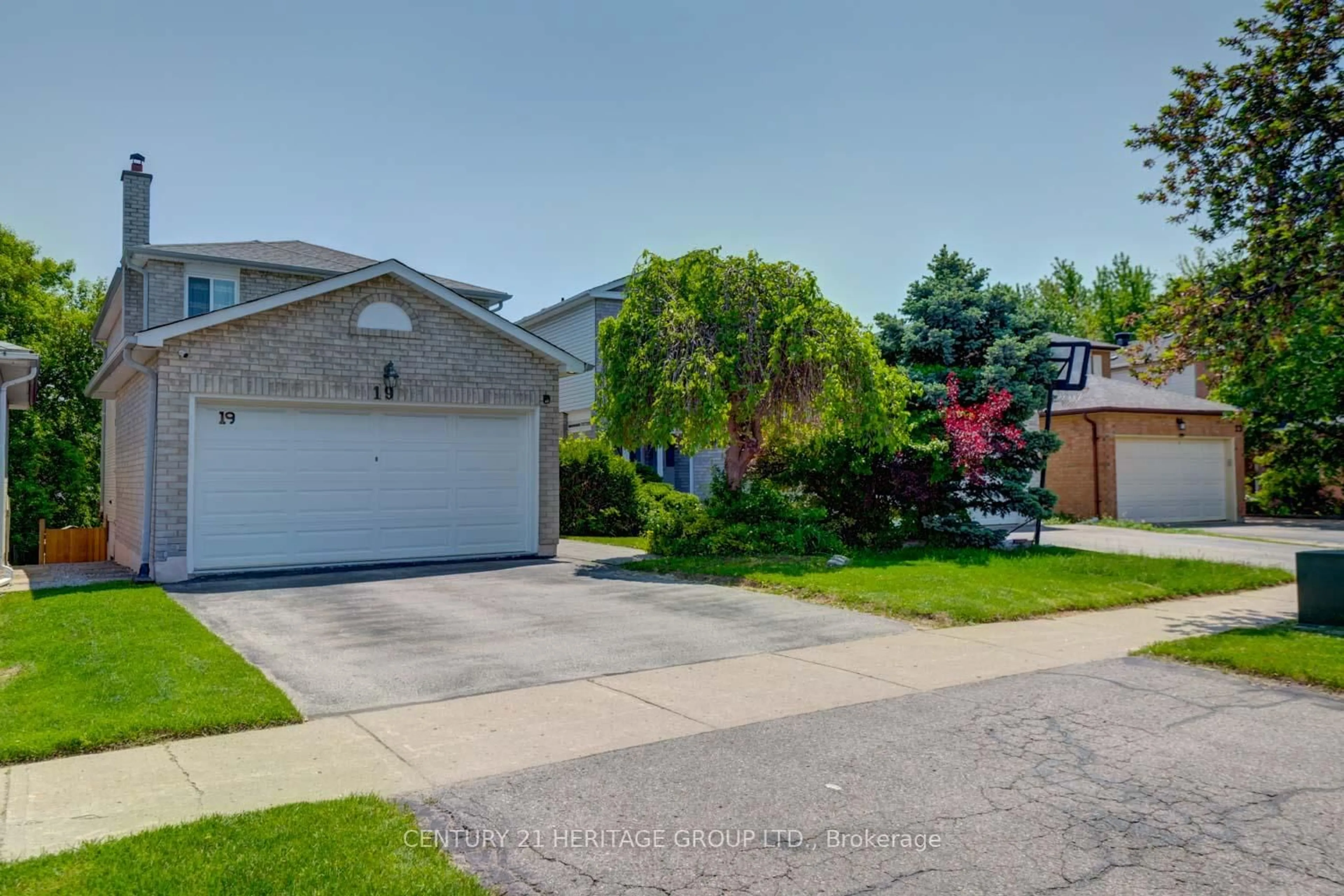 A pic from outside/outdoor area/front of a property/back of a property/a pic from drone, street for 19 Bingham St, Richmond Hill Ontario L4C 8Y6