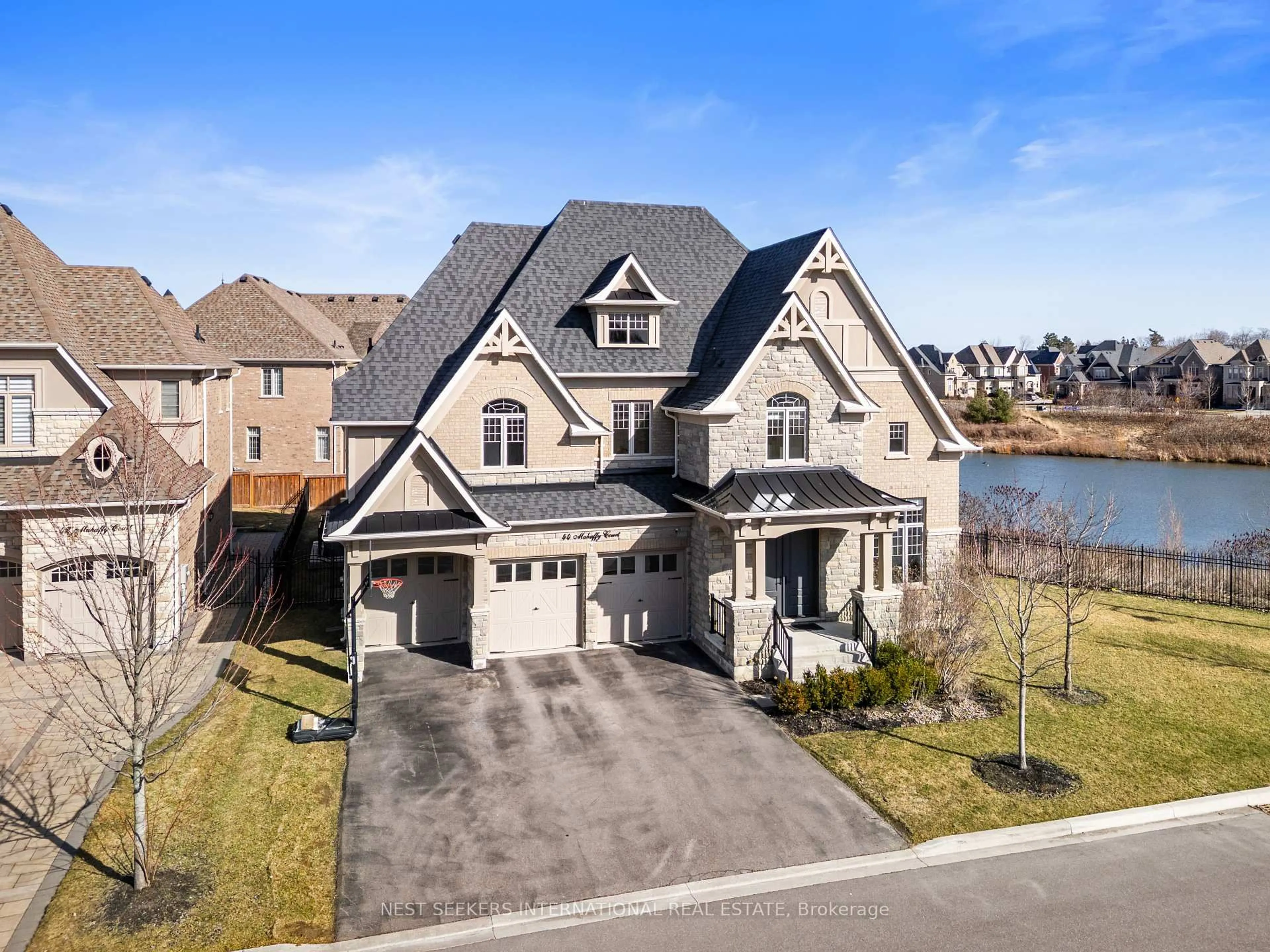 A pic from outside/outdoor area/front of a property/back of a property/a pic from drone, street for 44 Mahaffy Crt, King Ontario L7B 0N8