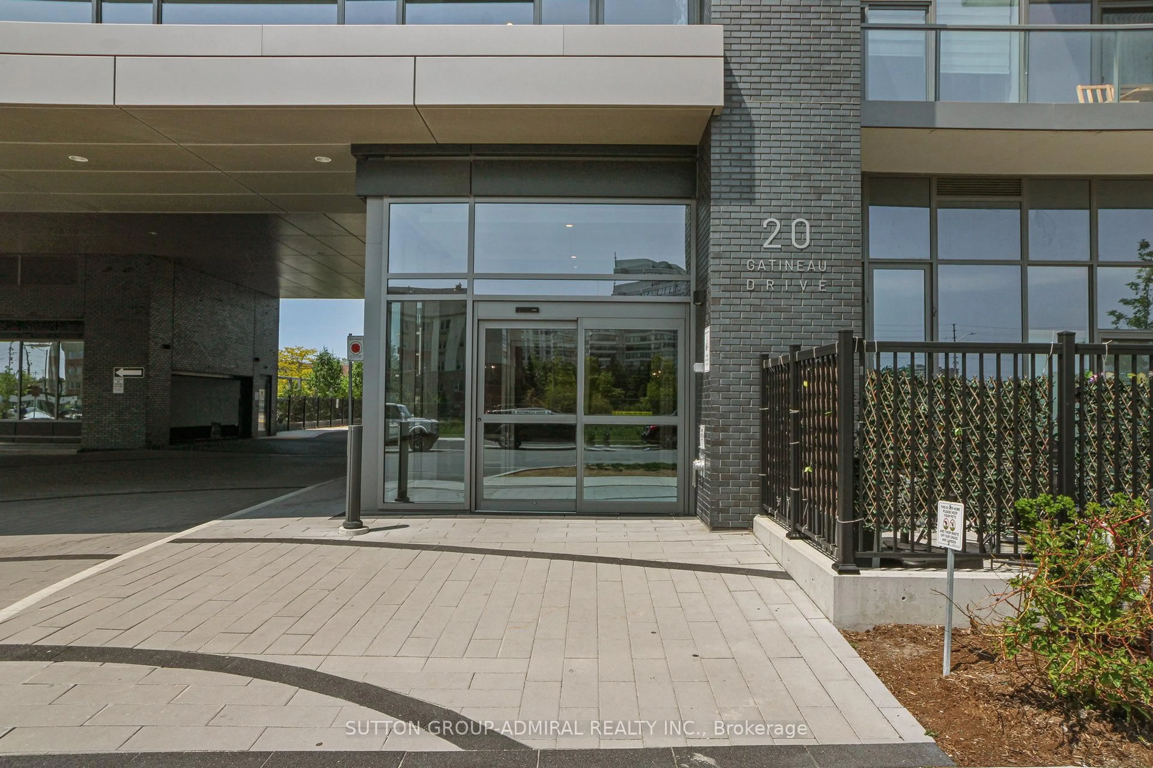 Indoor foyer for 20 Gatineau Dr #710, Vaughan Ontario L4J 0L3