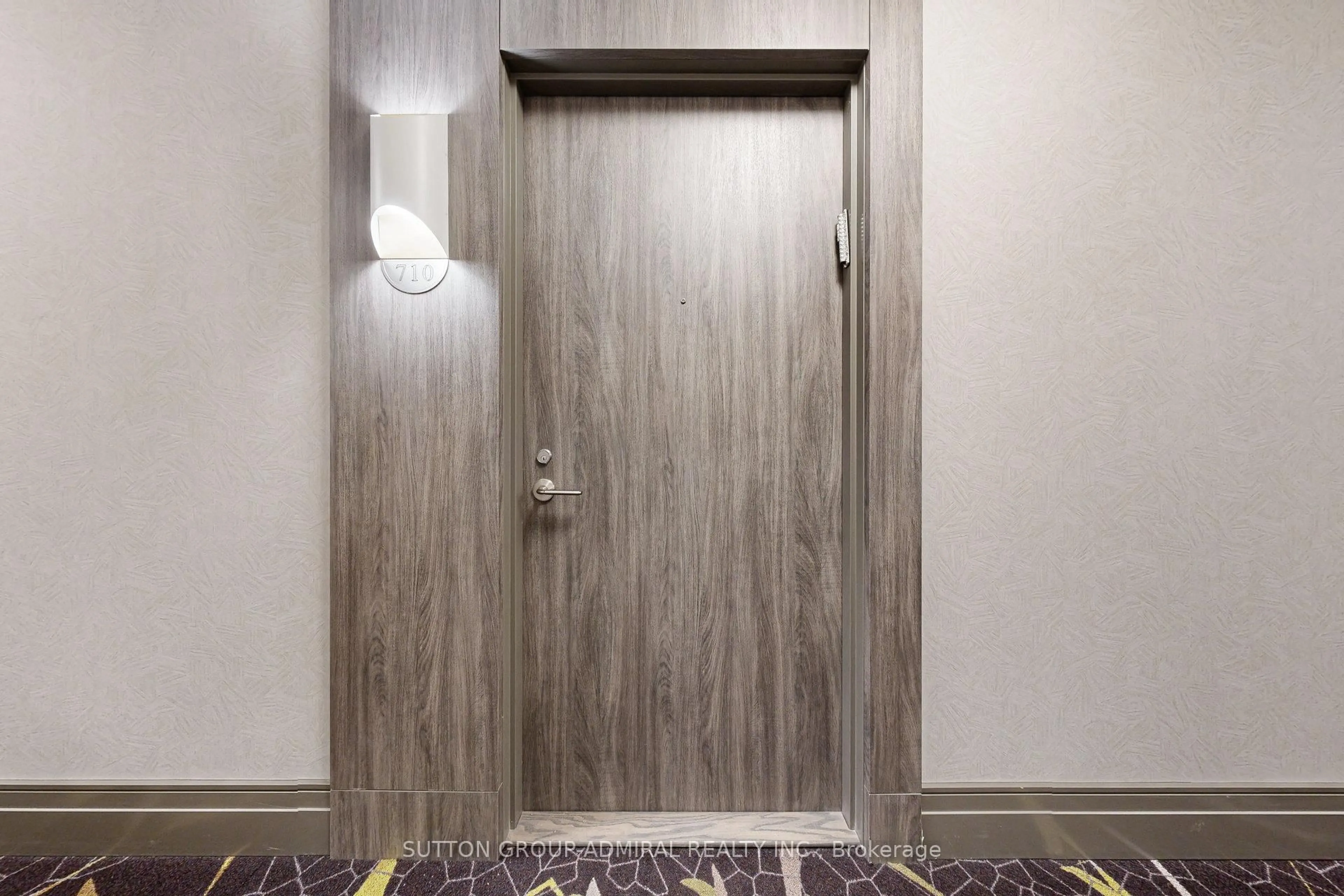 Indoor foyer for 20 Gatineau Dr #710, Vaughan Ontario L4J 0L3