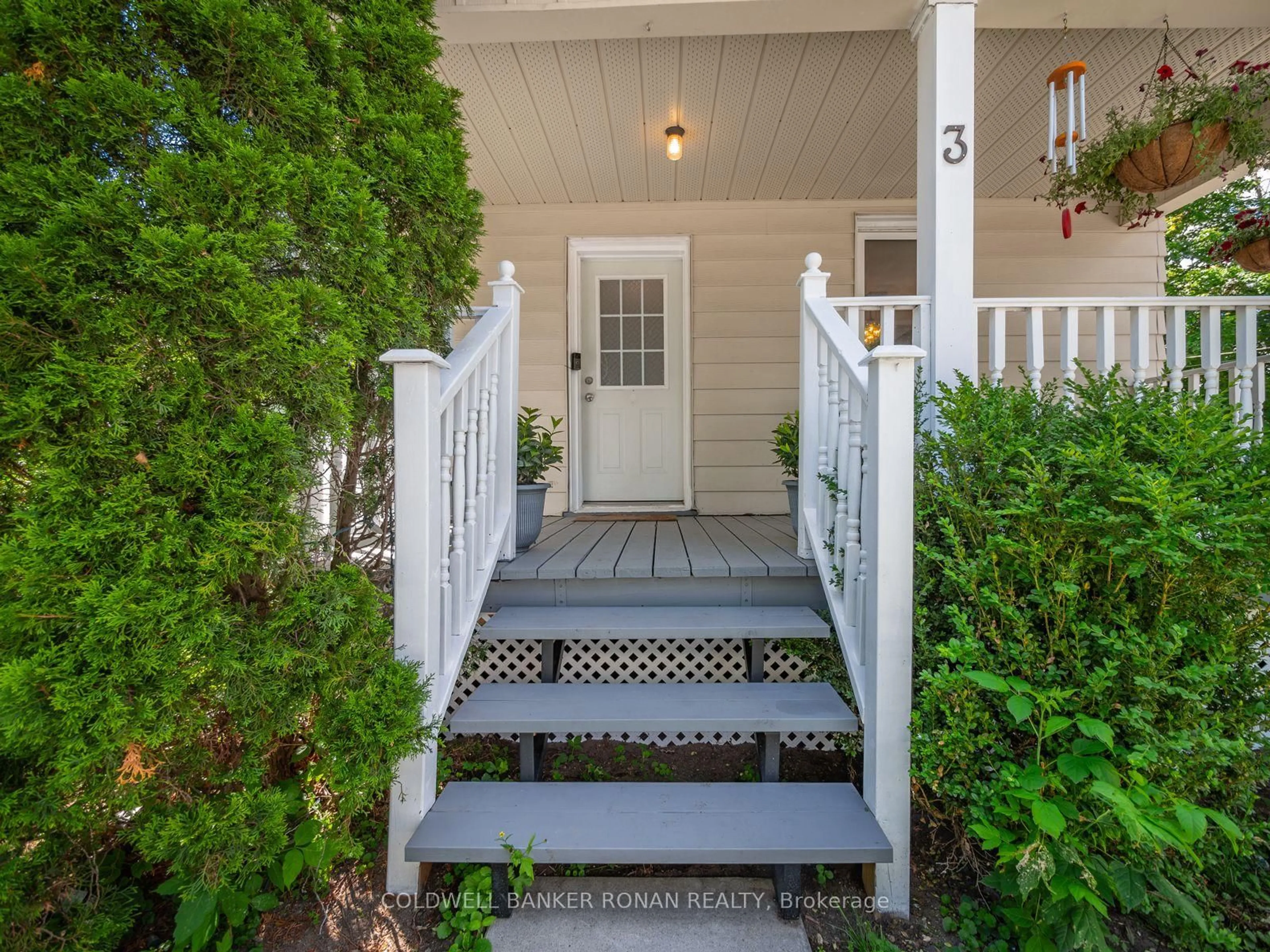 Indoor entryway for 3 John Dr, Innisfil Ontario L0L 1L0