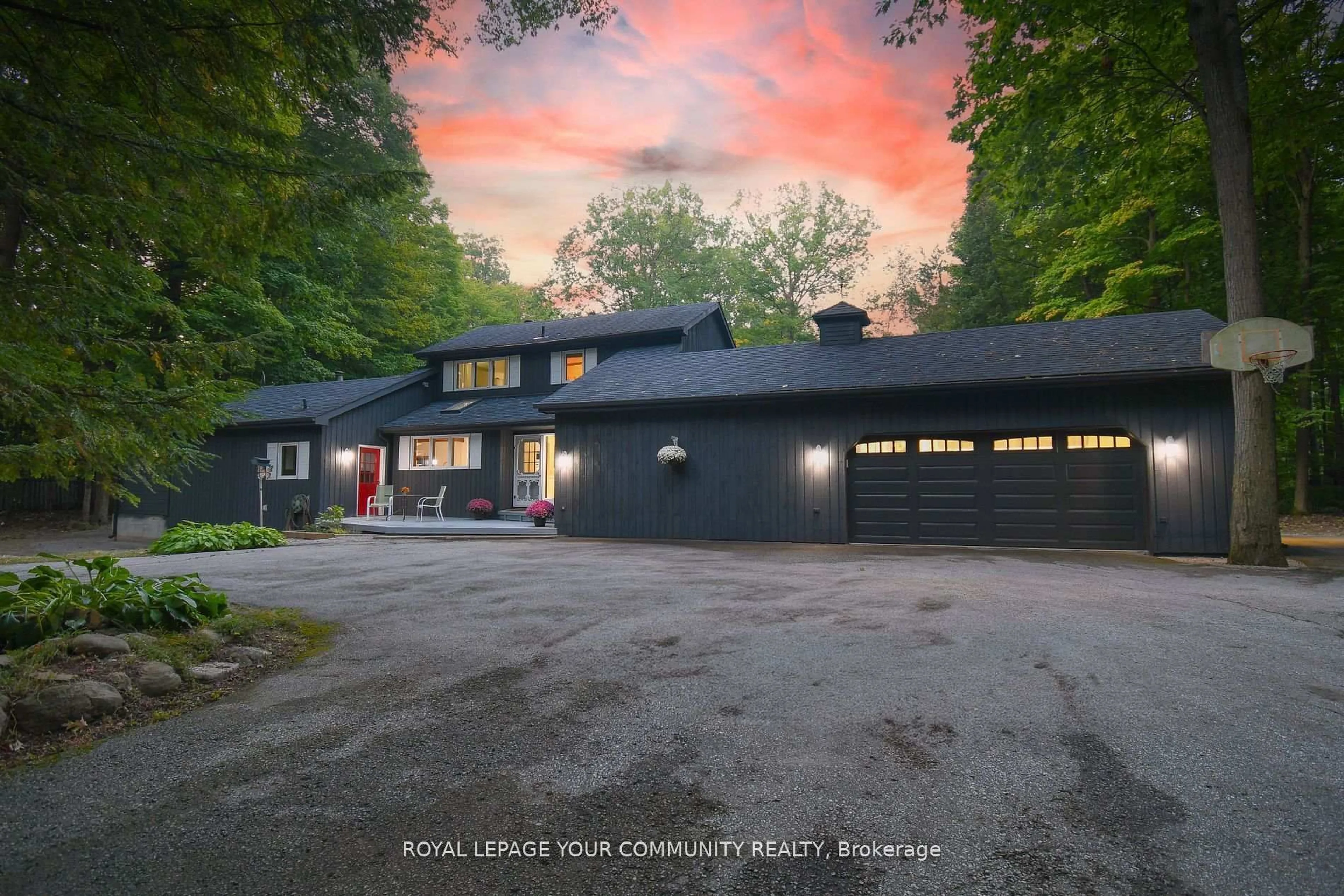 A pic from outside/outdoor area/front of a property/back of a property/a pic from drone, unknown for 527 Big Bay Point Rd, Innisfil Ontario L9S 2N4