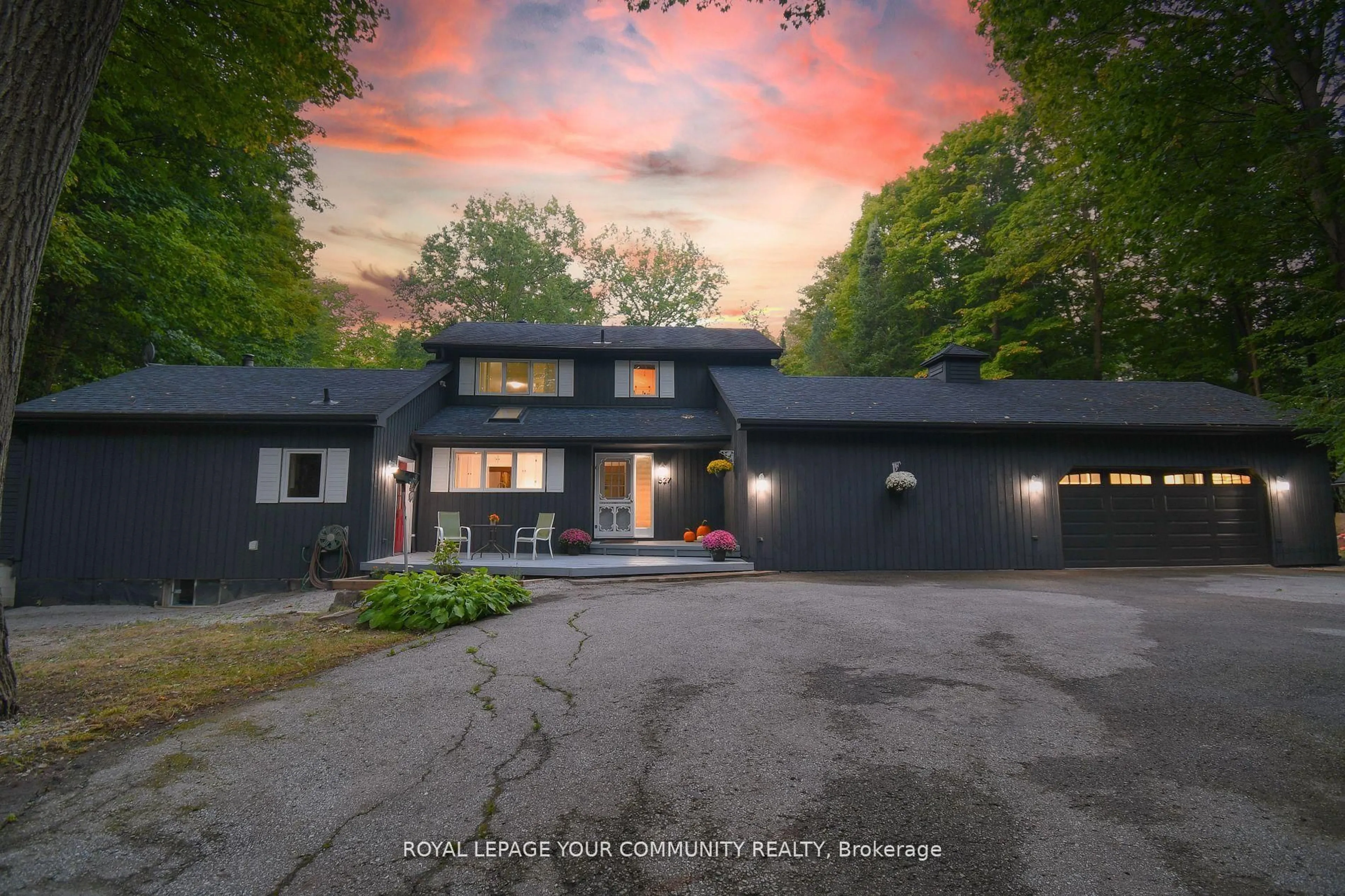 A pic from outside/outdoor area/front of a property/back of a property/a pic from drone, street for 527 Big Bay Point Rd, Innisfil Ontario L9S 2N4