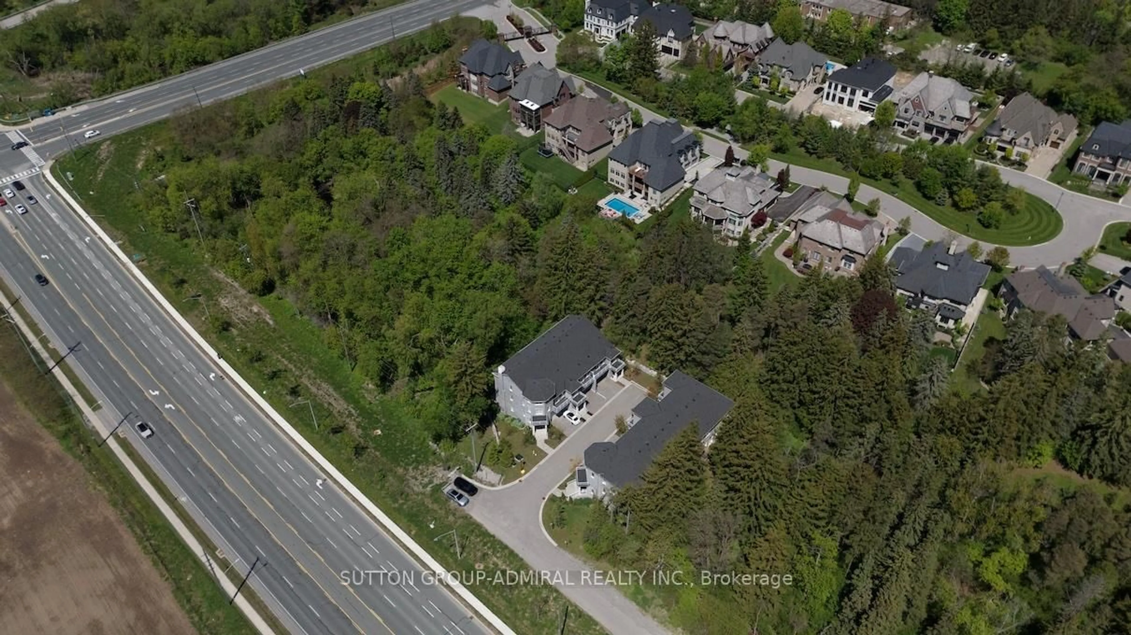 A pic from outside/outdoor area/front of a property/back of a property/a pic from drone, street for 74 Old Bloomington Rd, Aurora Ontario L4G 0M2