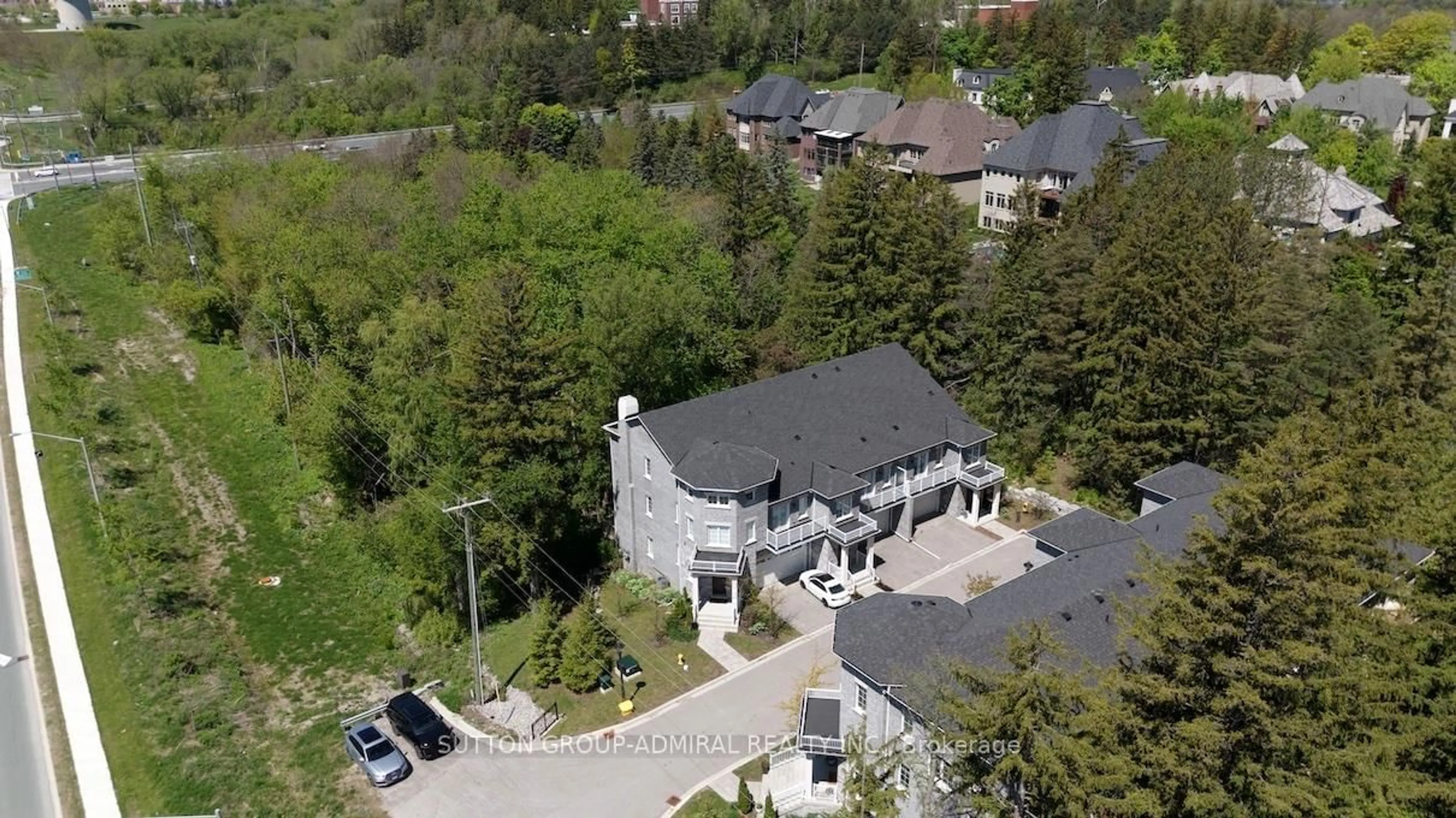 A pic from outside/outdoor area/front of a property/back of a property/a pic from drone, street for 74 Old Bloomington Rd, Aurora Ontario L4G 0M2
