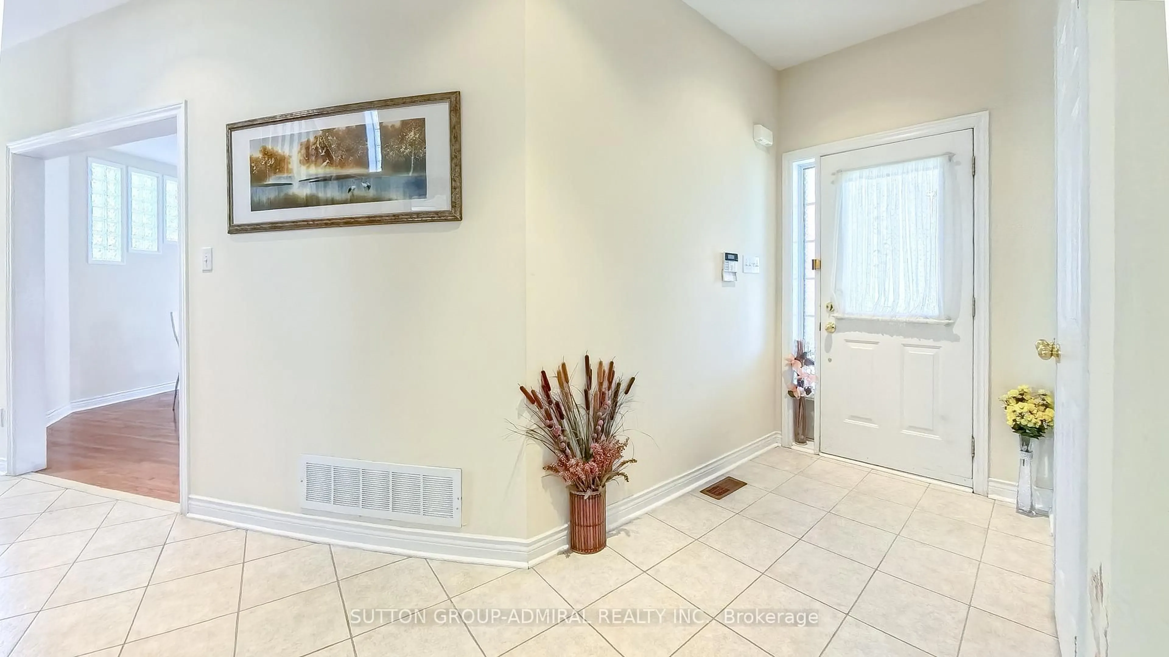Indoor entryway for 98 Holly Dr, Richmond Hill Ontario L4S 2R6