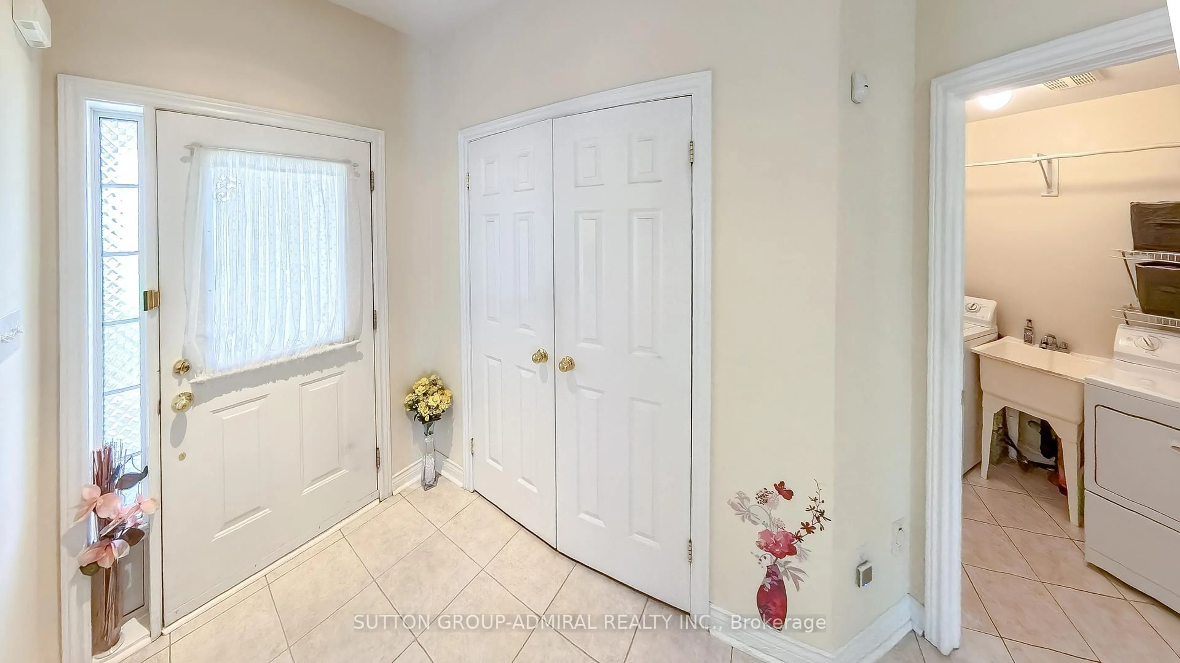 Indoor entryway for 98 Holly Dr, Richmond Hill Ontario L4S 2R6