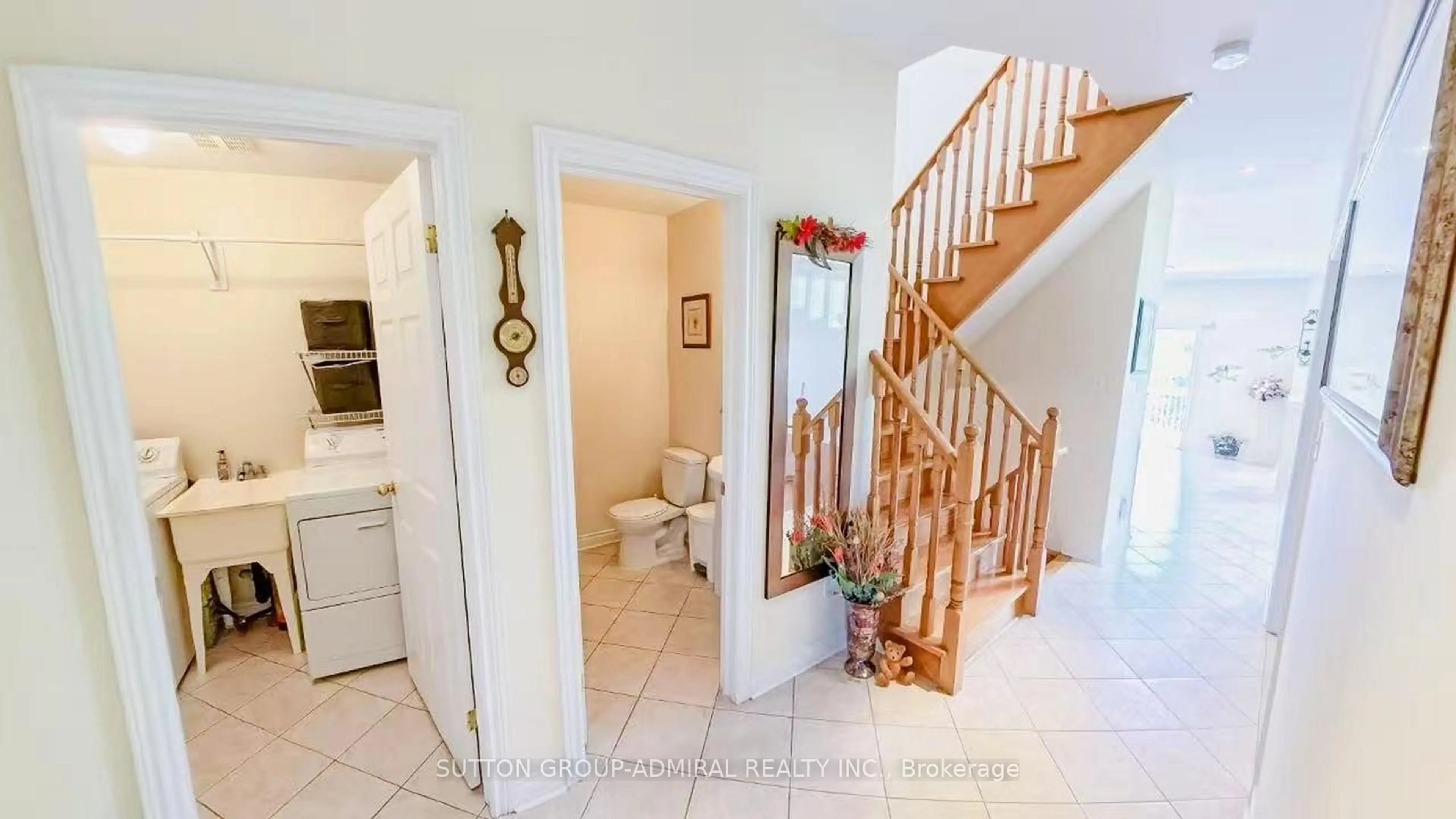Indoor entryway for 98 Holly Dr, Richmond Hill Ontario L4S 2R6