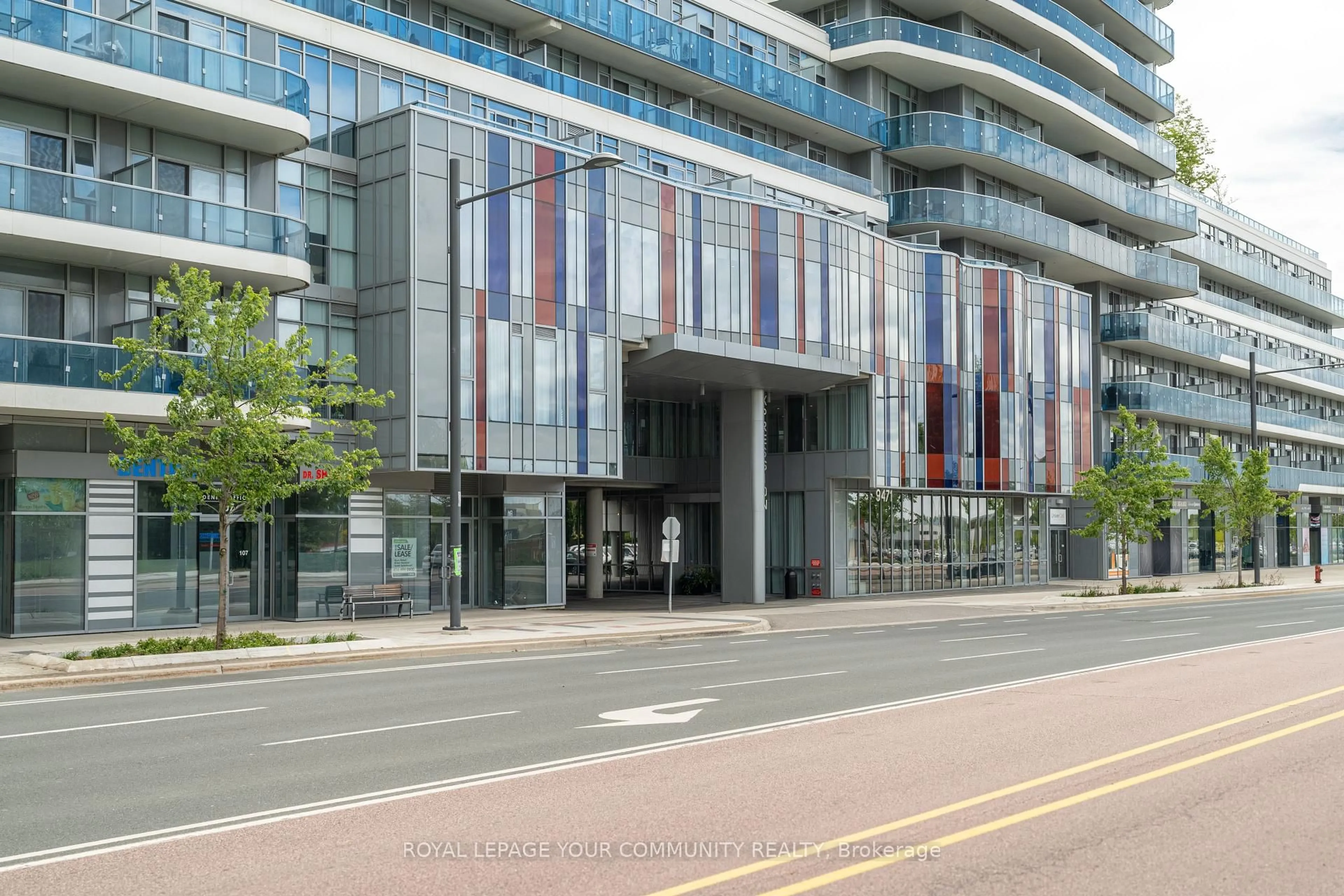 Indoor foyer for 9471 Yonge St #1222, Richmond Hill Ontario L4C 0Z5