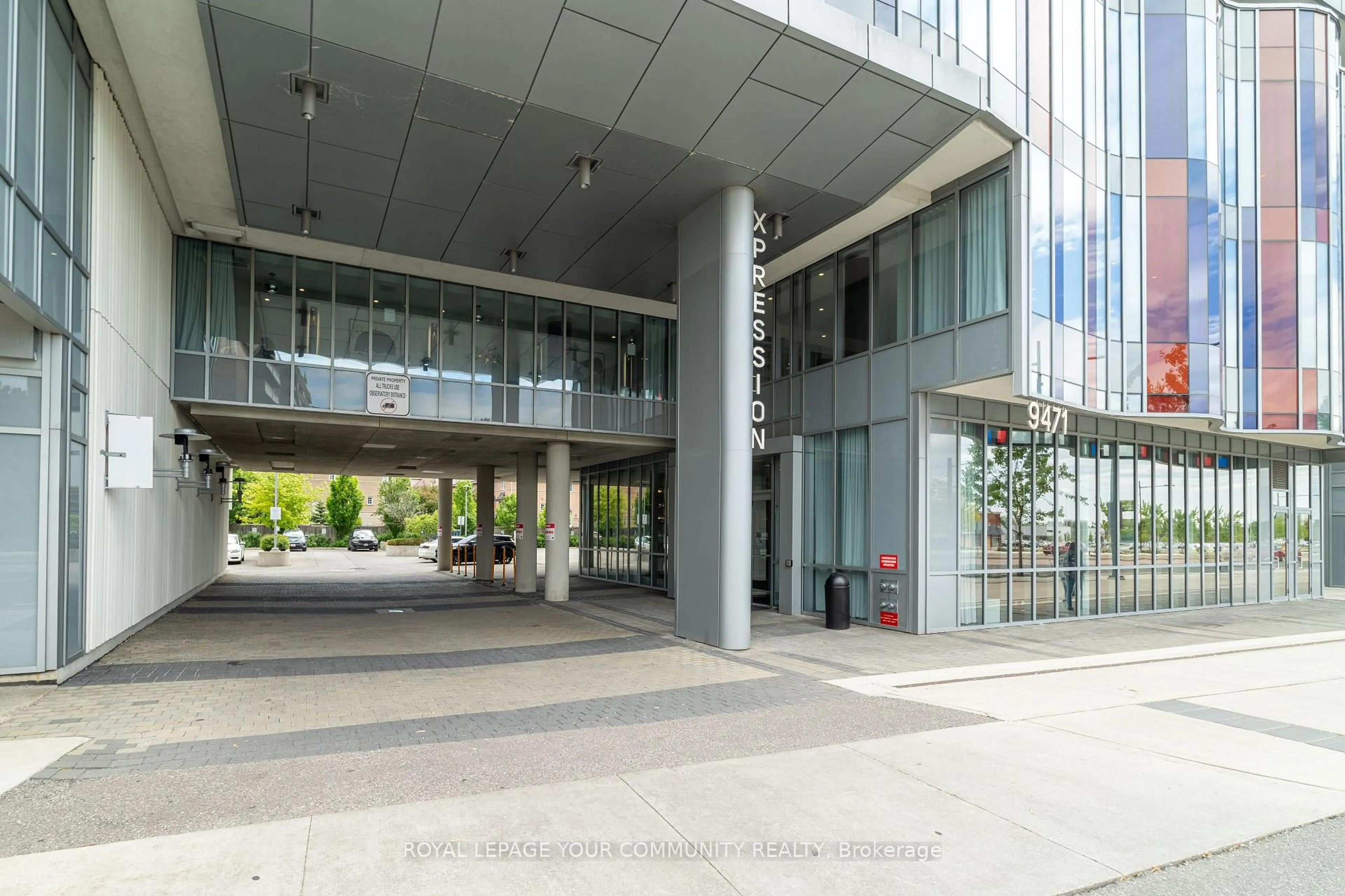 Indoor foyer for 9471 Yonge St #1222, Richmond Hill Ontario L4C 0Z5