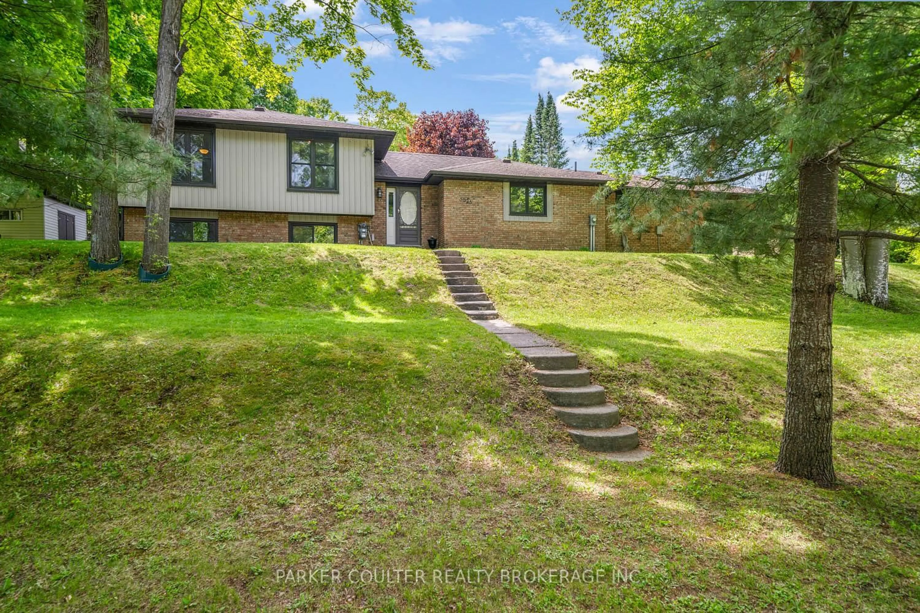A pic from outside/outdoor area/front of a property/back of a property/a pic from drone, street for 3923 Guest Rd, Innisfil Ontario L9S 2T2
