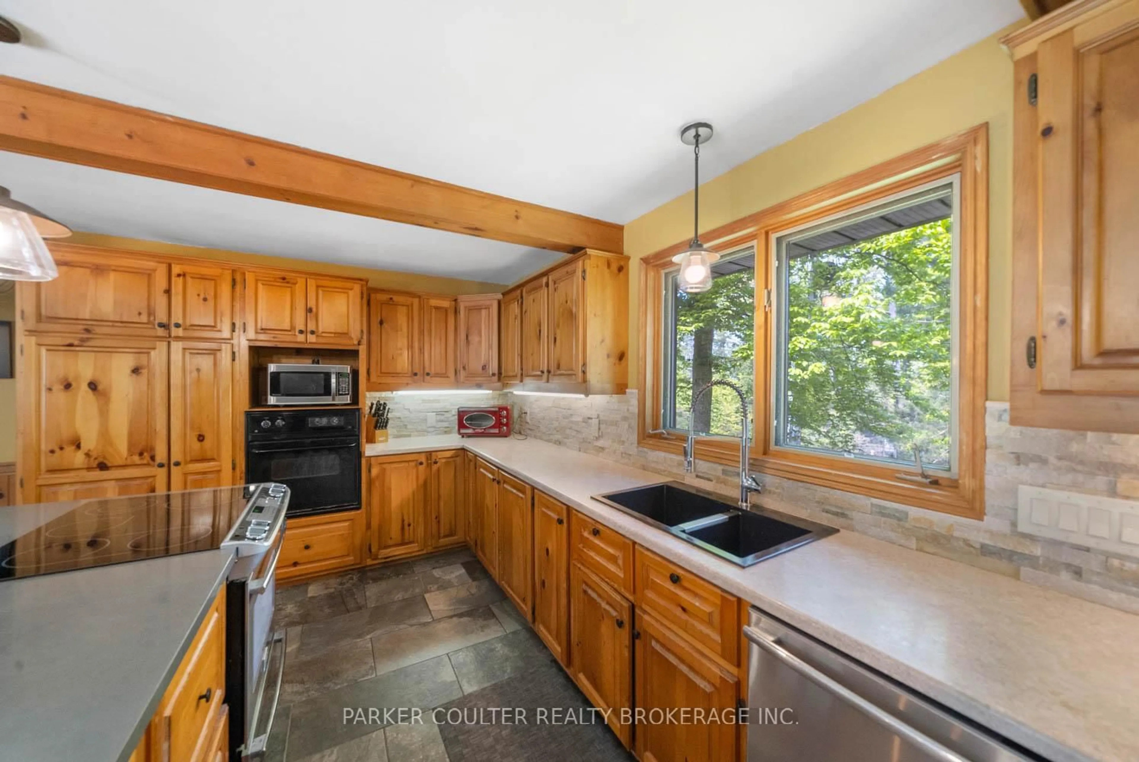Open concept kitchen, ceramic/tile floor for 3923 Guest Rd, Innisfil Ontario L9S 2T2
