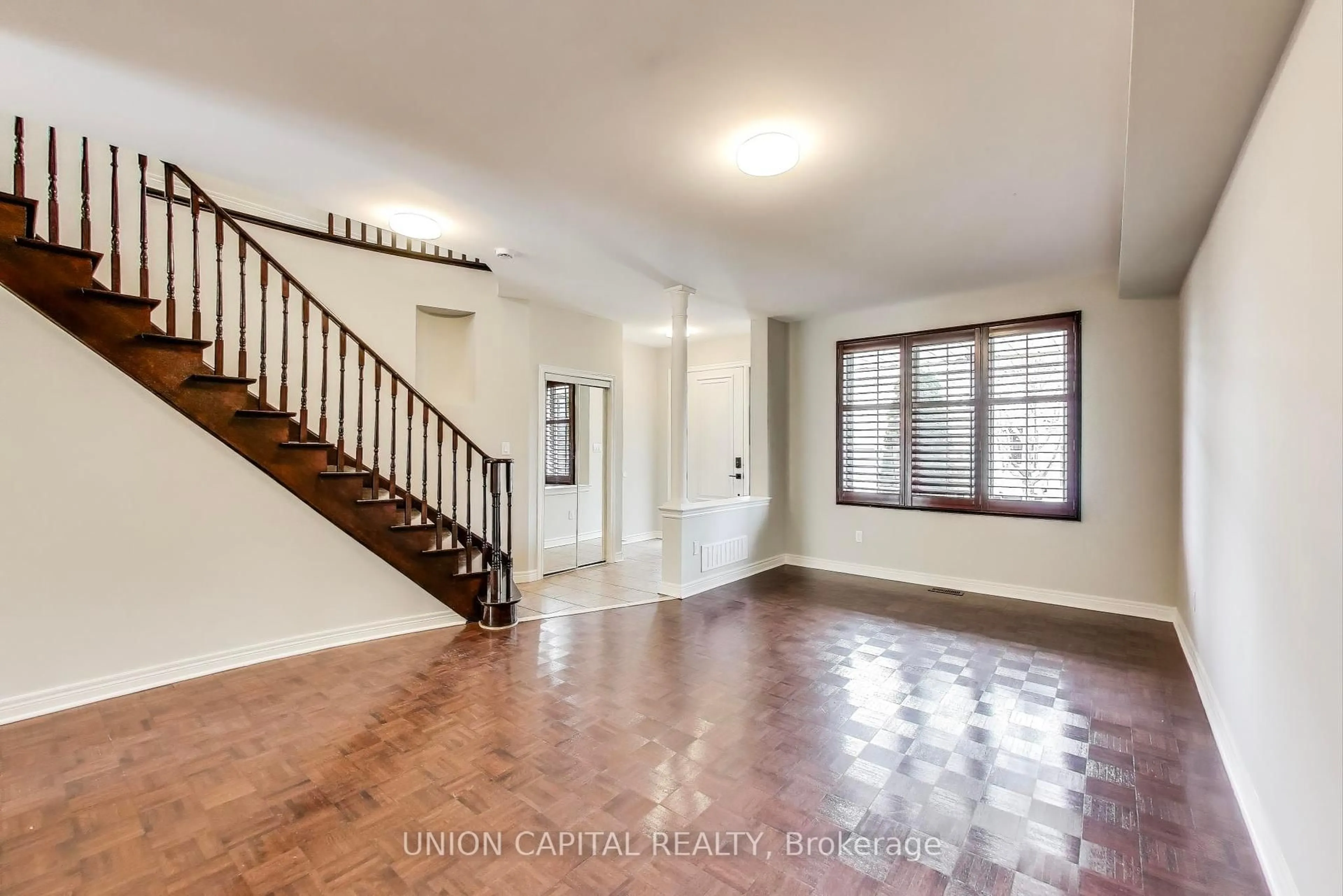 Indoor entryway for 5 Robins Nest Dr, Vaughan Ontario L4H 3B1