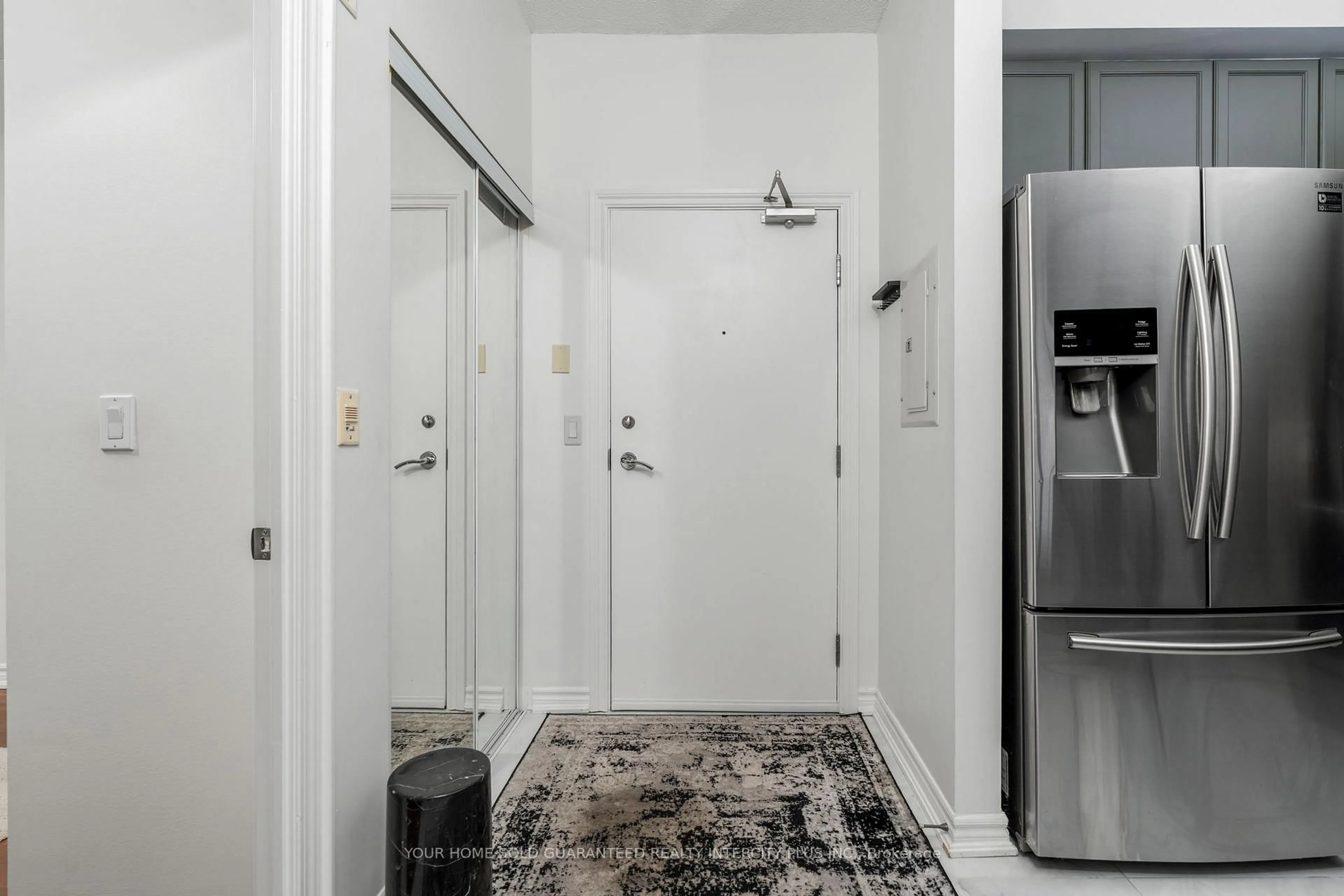 Indoor entryway for 8026 Kipling Ave #509, Vaughan Ontario L4L 2A1