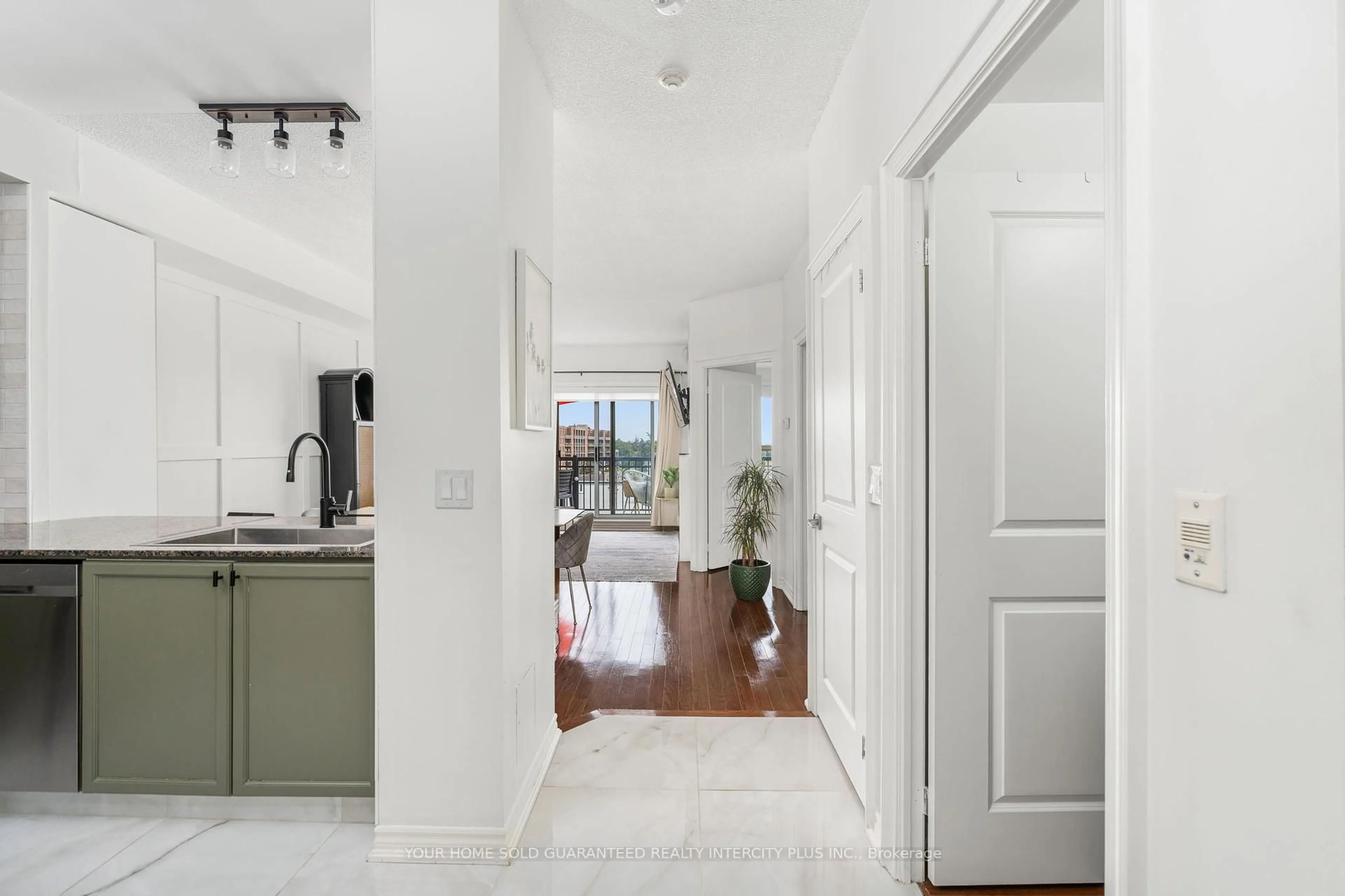 Indoor entryway for 8026 Kipling Ave #509, Vaughan Ontario L4L 2A1