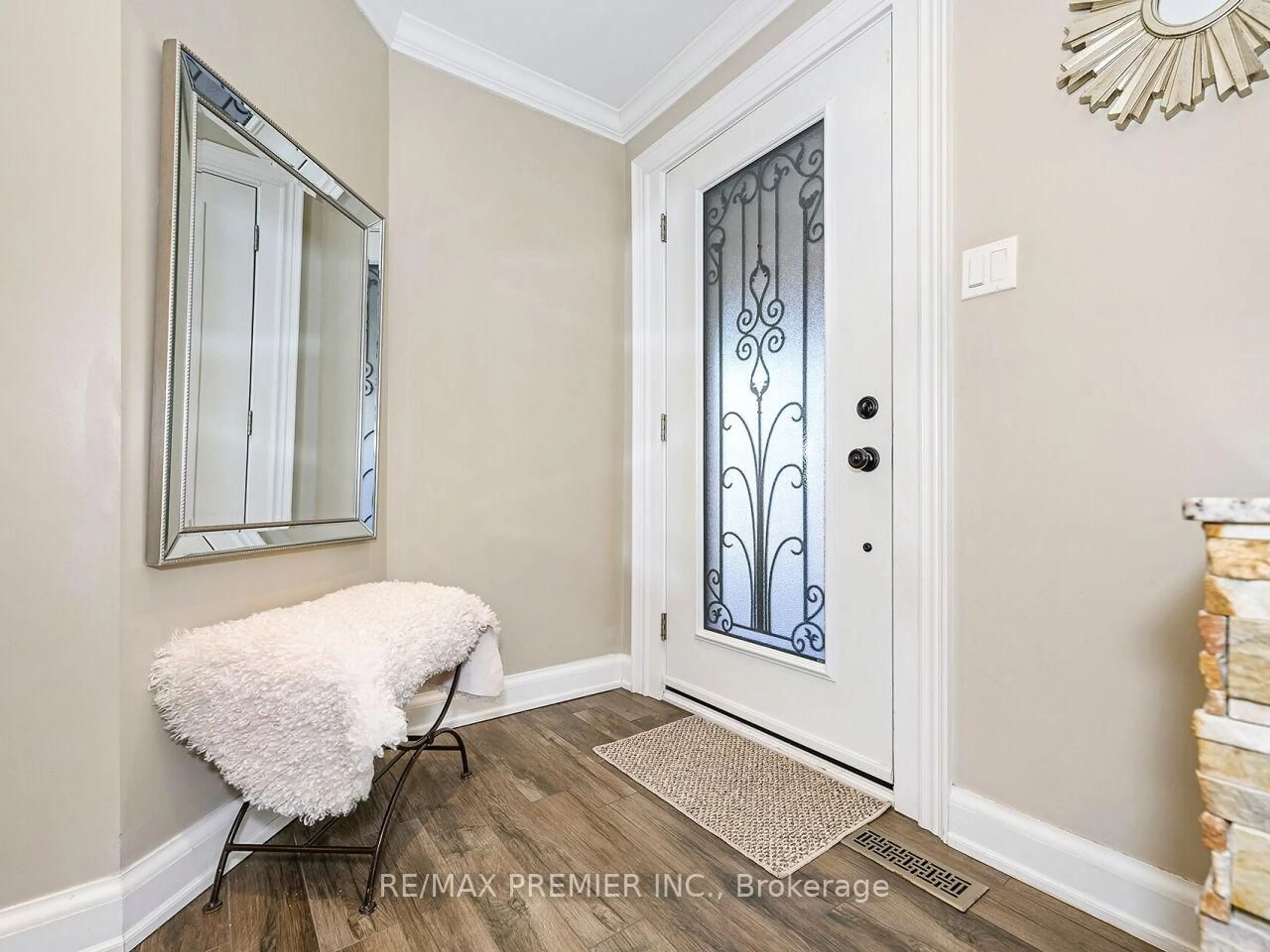 Indoor entryway for 39 Sylwood Cres, Vaughan Ontario L6A 2R2