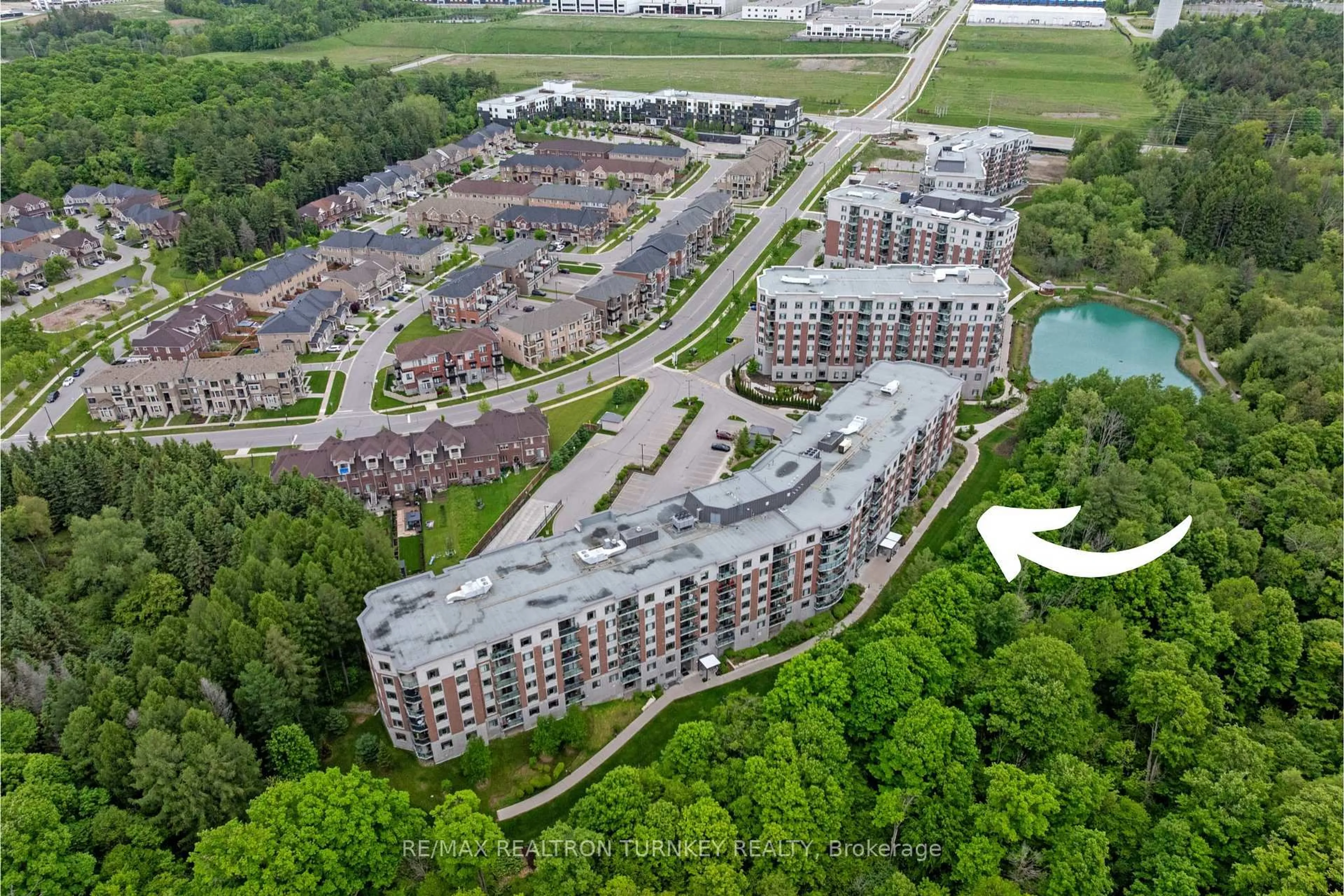 A pic from outside/outdoor area/front of a property/back of a property/a pic from drone, unknown for 420 William Graham Dr #221, Aurora Ontario L4G 1X4