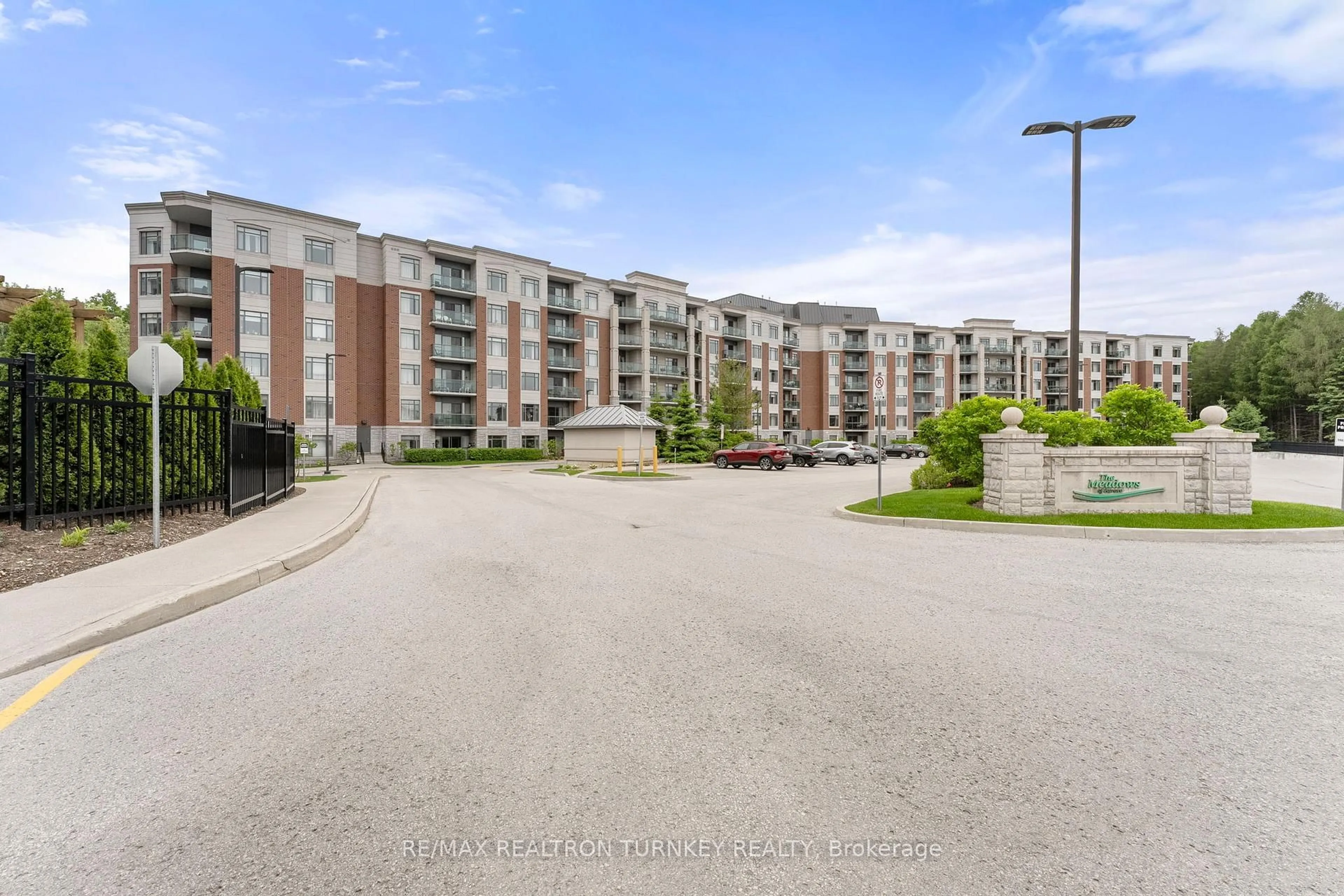 A pic from outside/outdoor area/front of a property/back of a property/a pic from drone, unknown for 420 William Graham Dr #221, Aurora Ontario L4G 1X4
