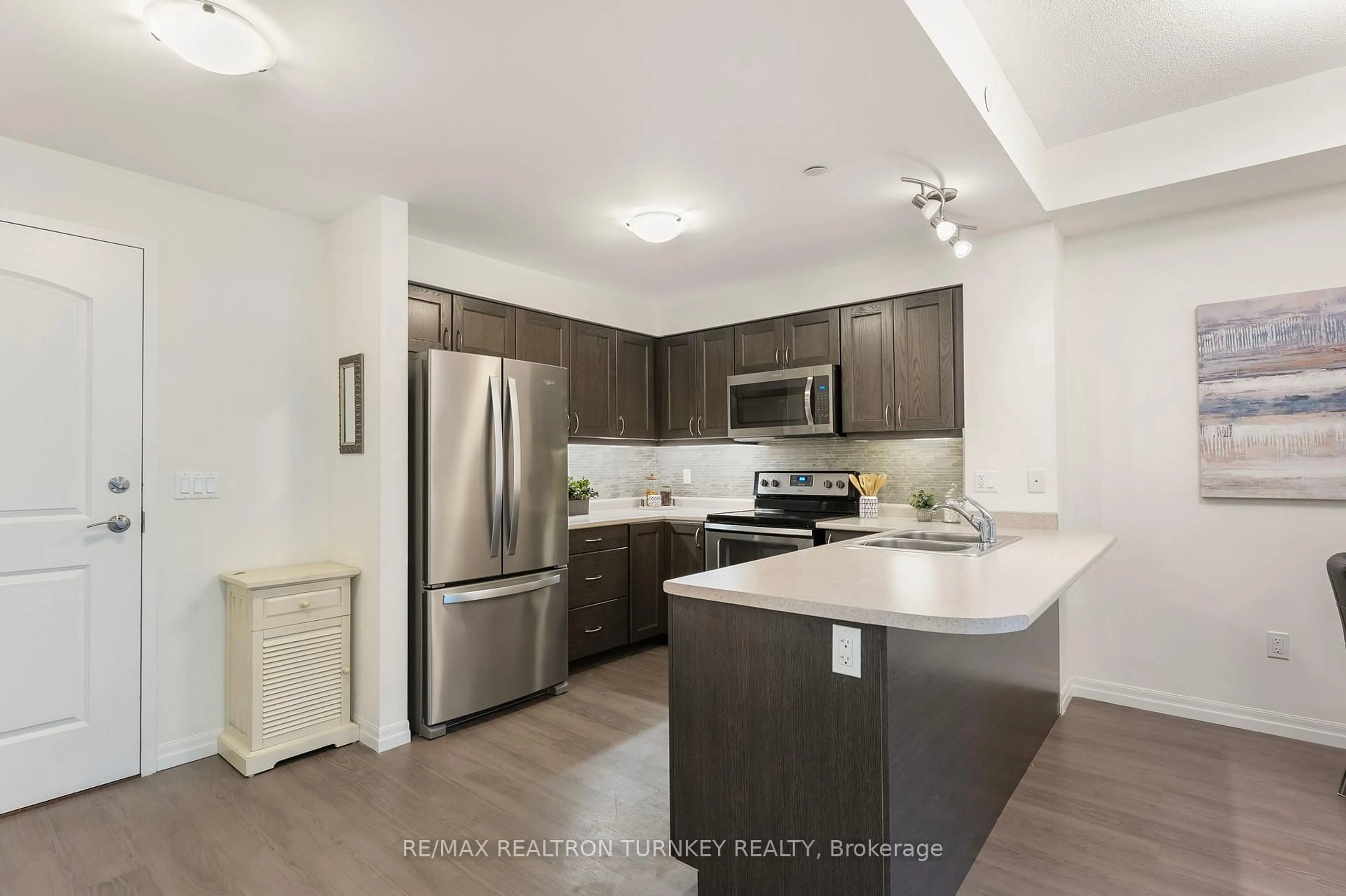 Open concept kitchen, unknown for 420 William Graham Dr #221, Aurora Ontario L4G 1X4