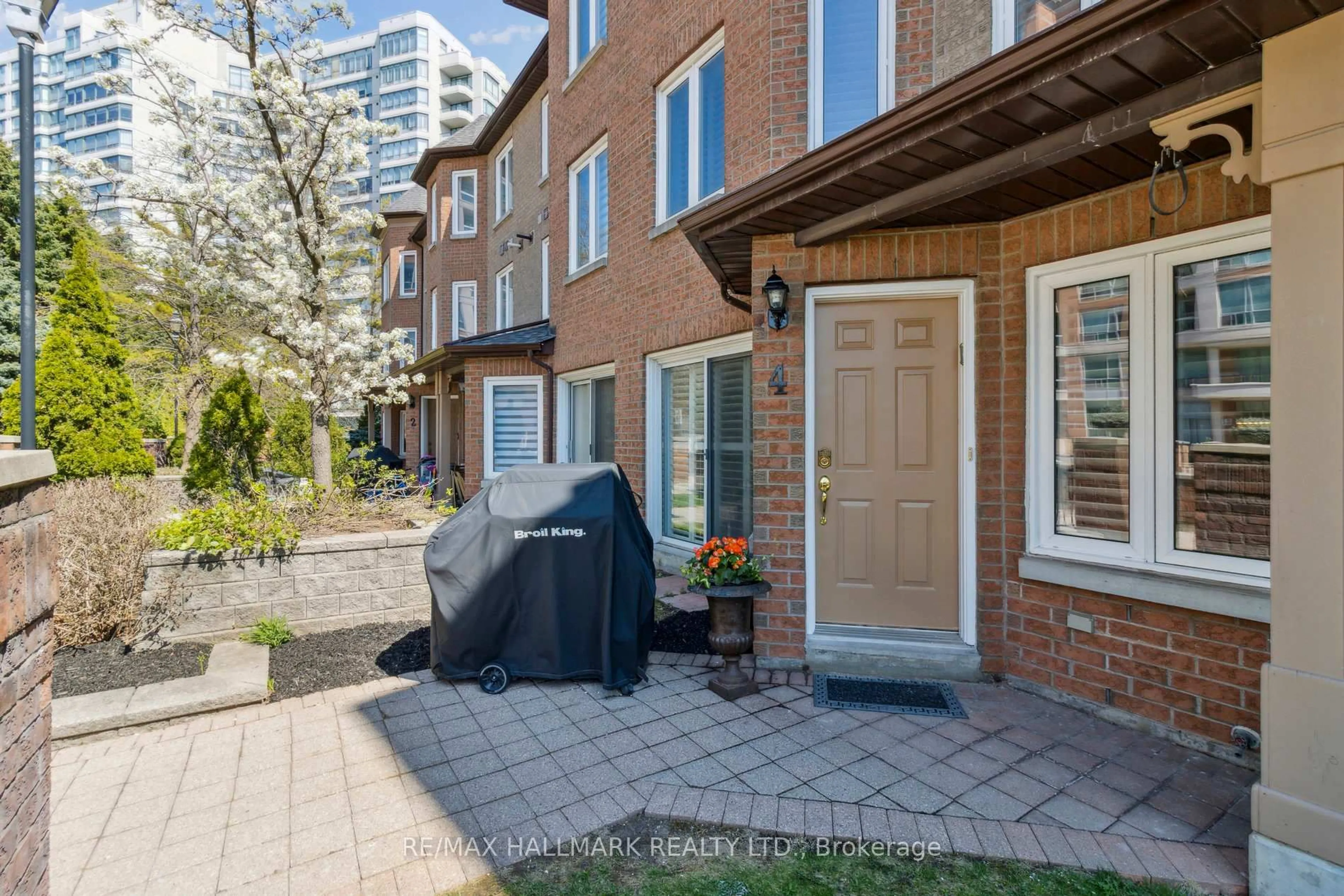 Patio, street for 735 New Westminster Dr #4, Vaughan Ontario L4J 7Y9