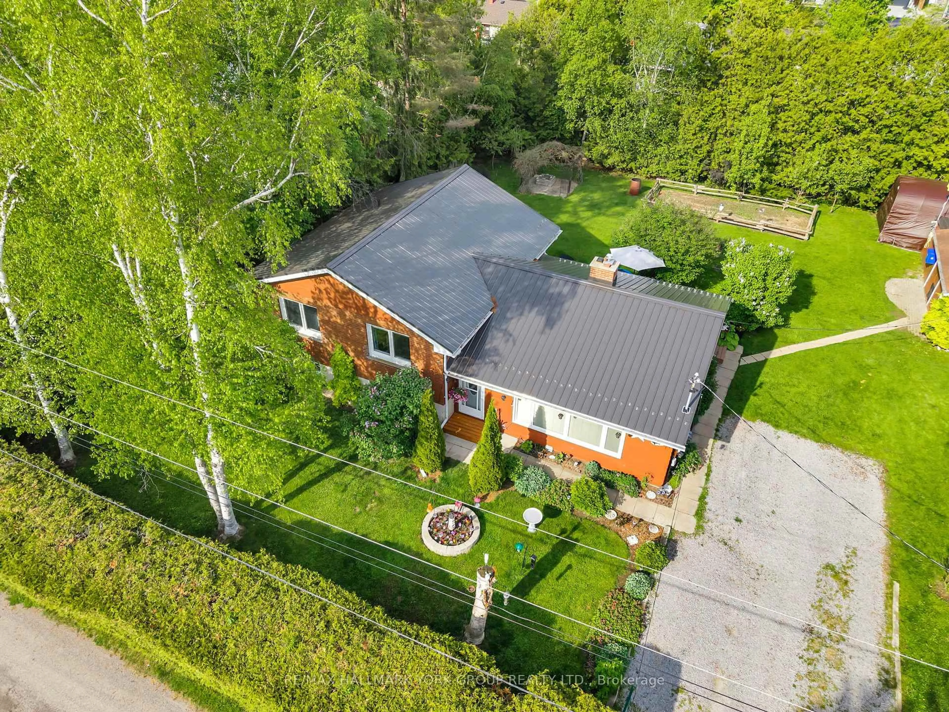 A pic from outside/outdoor area/front of a property/back of a property/a pic from drone, street for 49 Kay Ave, Georgina Ontario L0E 1N0