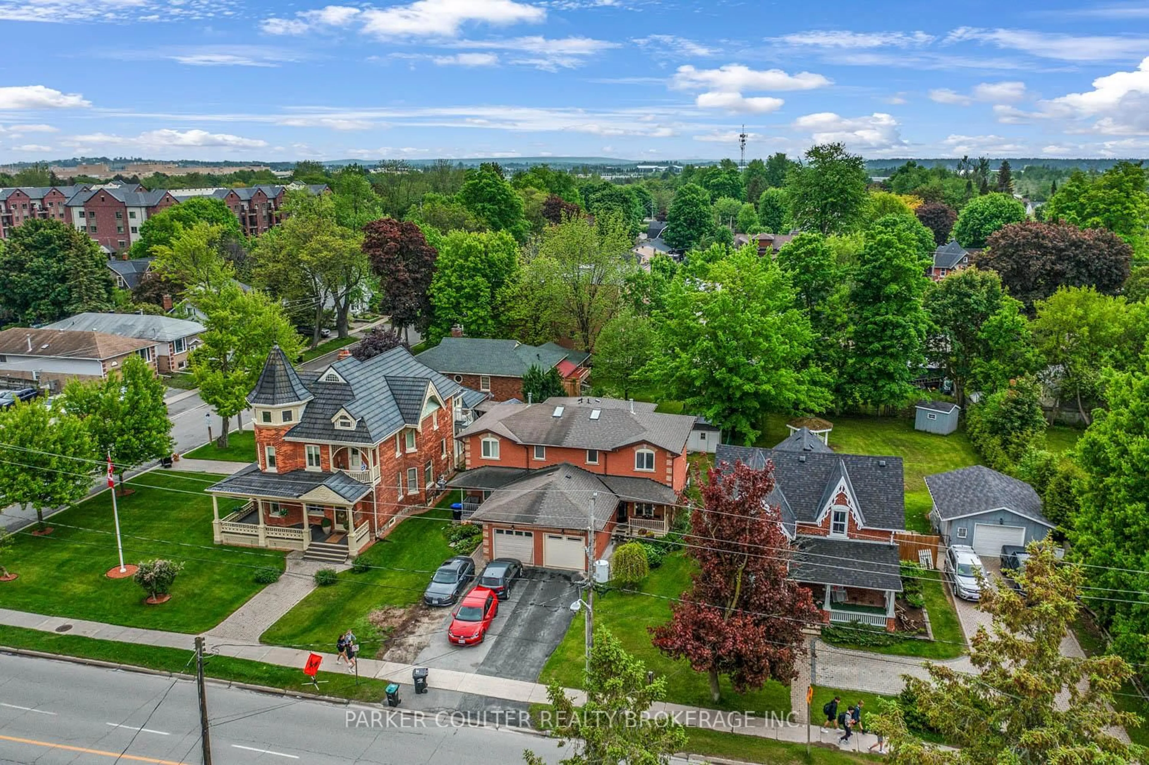 A pic from outside/outdoor area/front of a property/back of a property/a pic from drone, street for 135 Victoria St, New Tecumseth Ontario L9R 1G7