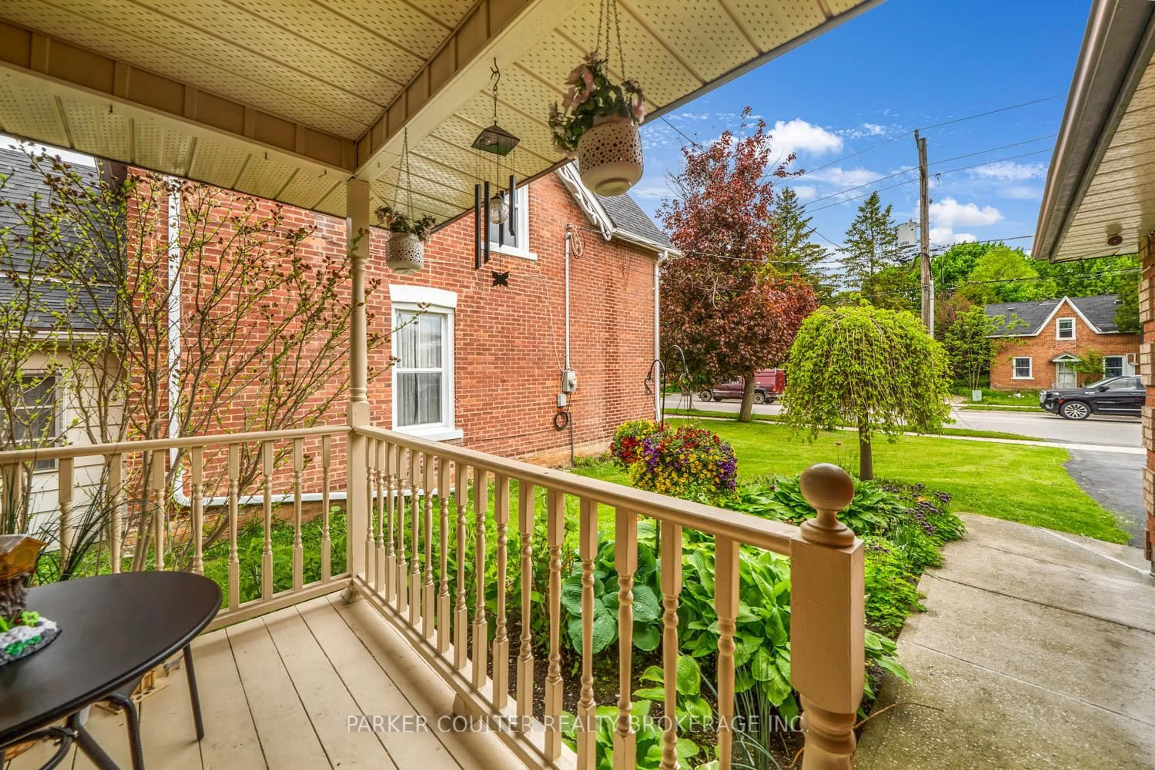 Patio, street for 135 Victoria St, New Tecumseth Ontario L9R 1G7