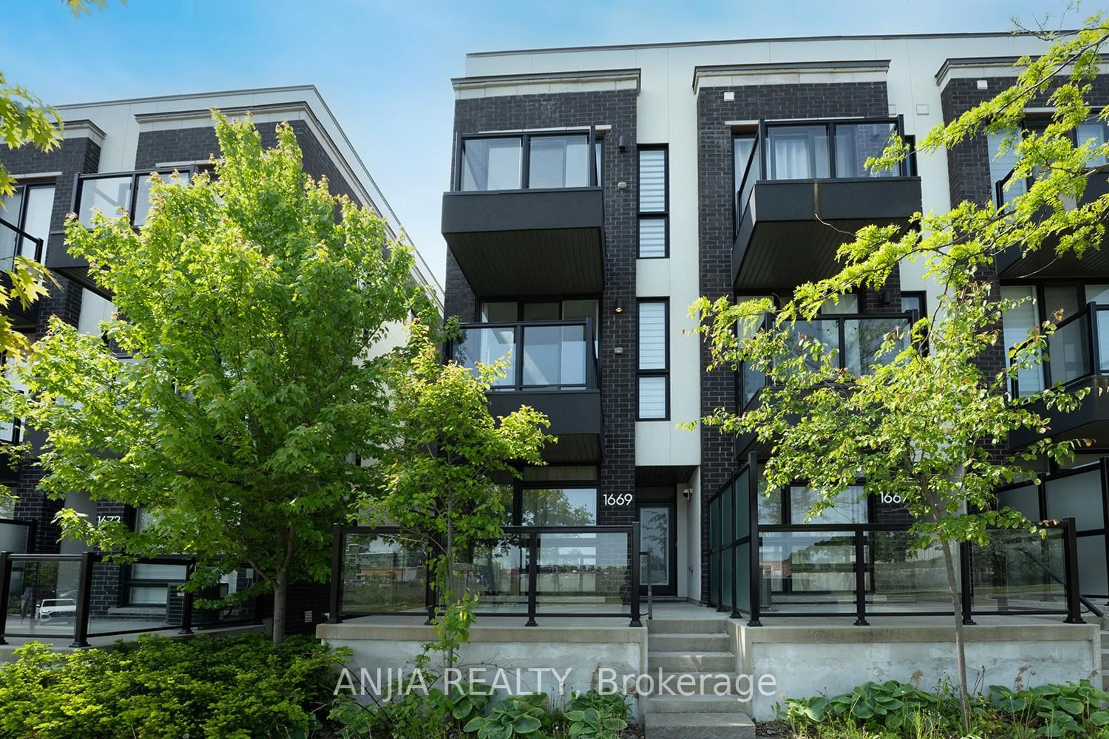 A pic from outside/outdoor area/front of a property/back of a property/a pic from drone, street for 1669 Bur Oak Ave, Markham Ontario L6E 0V2
