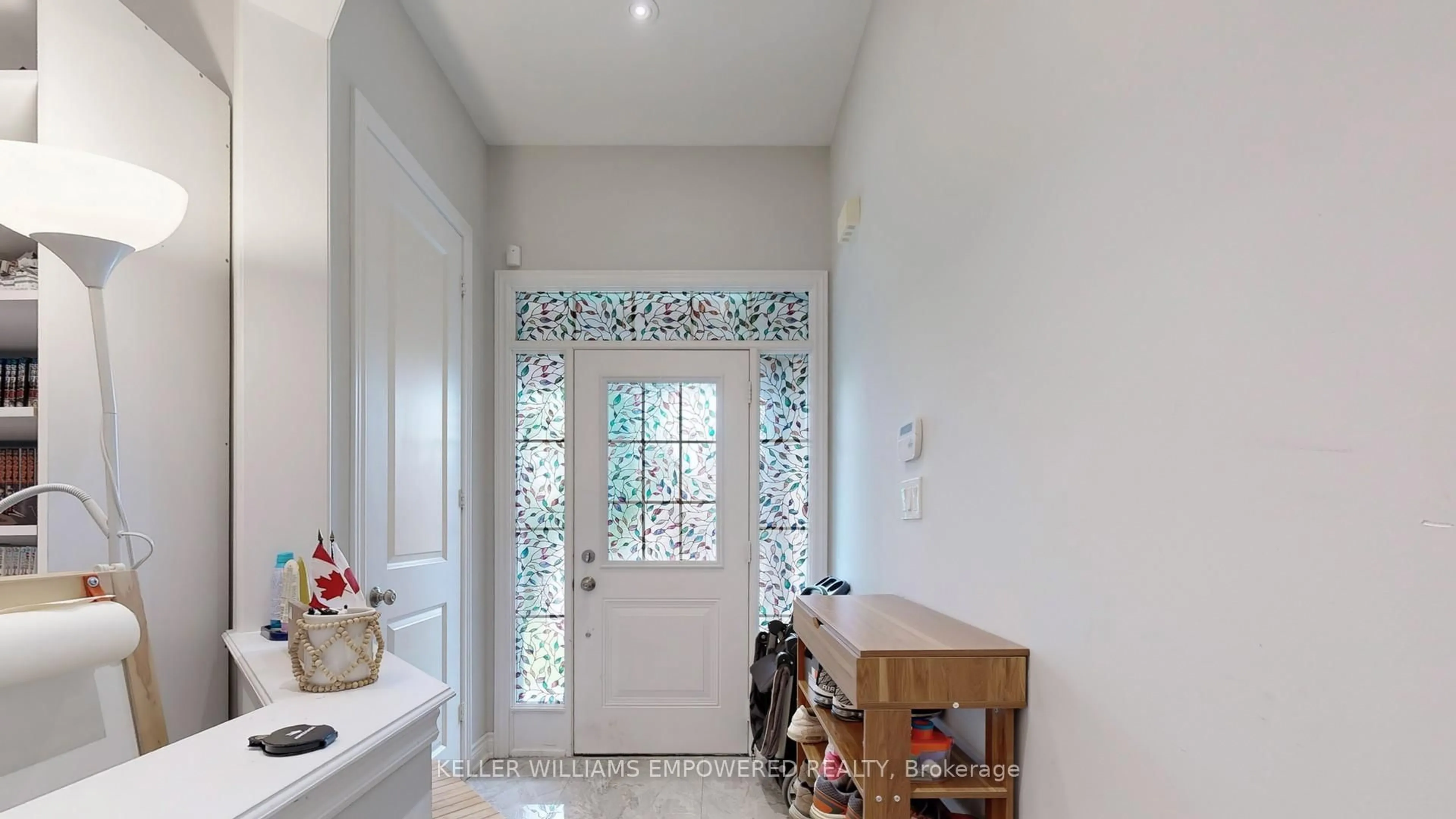 Indoor entryway for 138 Crane St, Aurora Ontario L4G 0W2