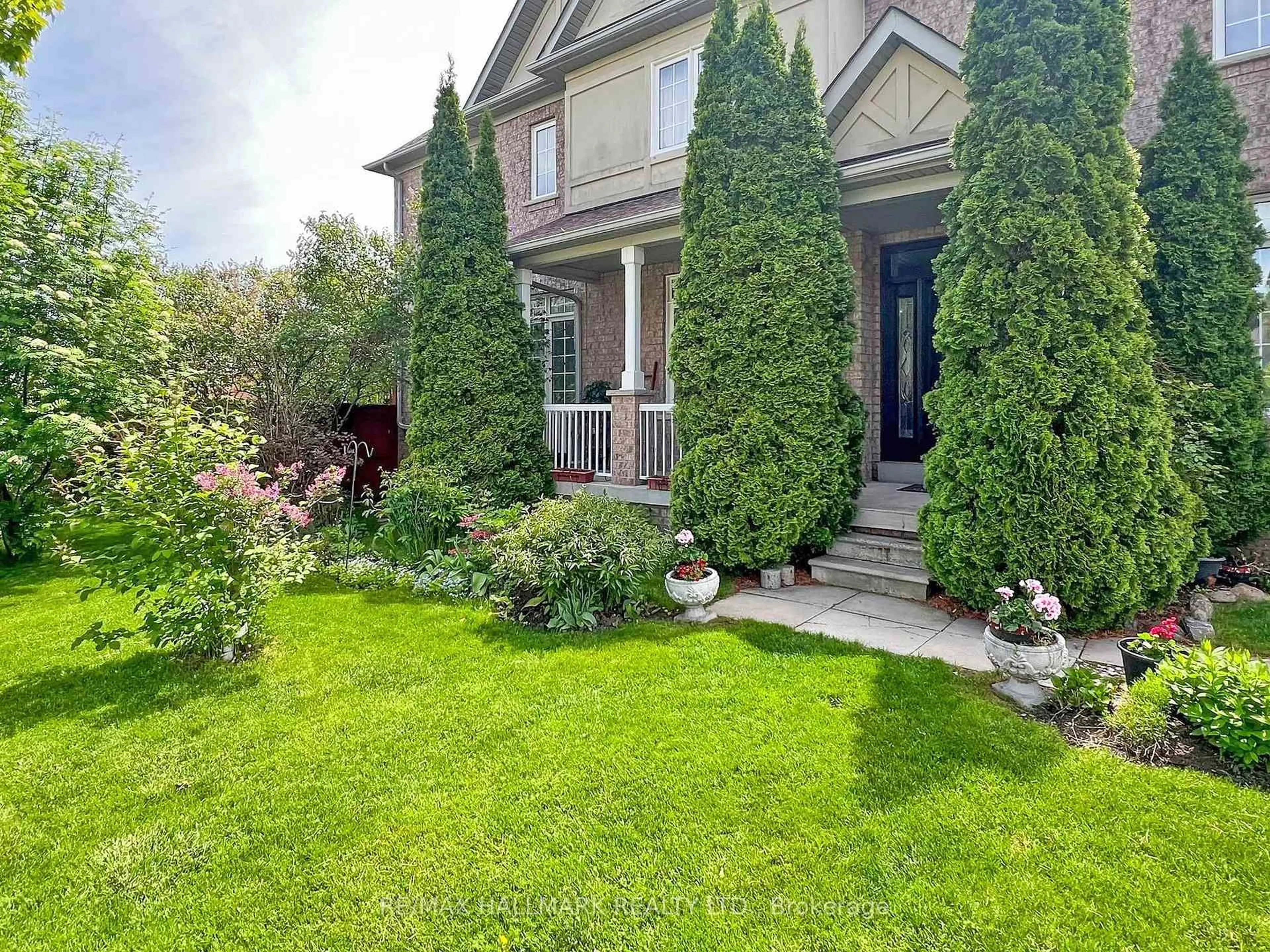 A pic from outside/outdoor area/front of a property/back of a property/a pic from drone, street for 1 Lander Cres, Vaughan Ontario L4J 8V3