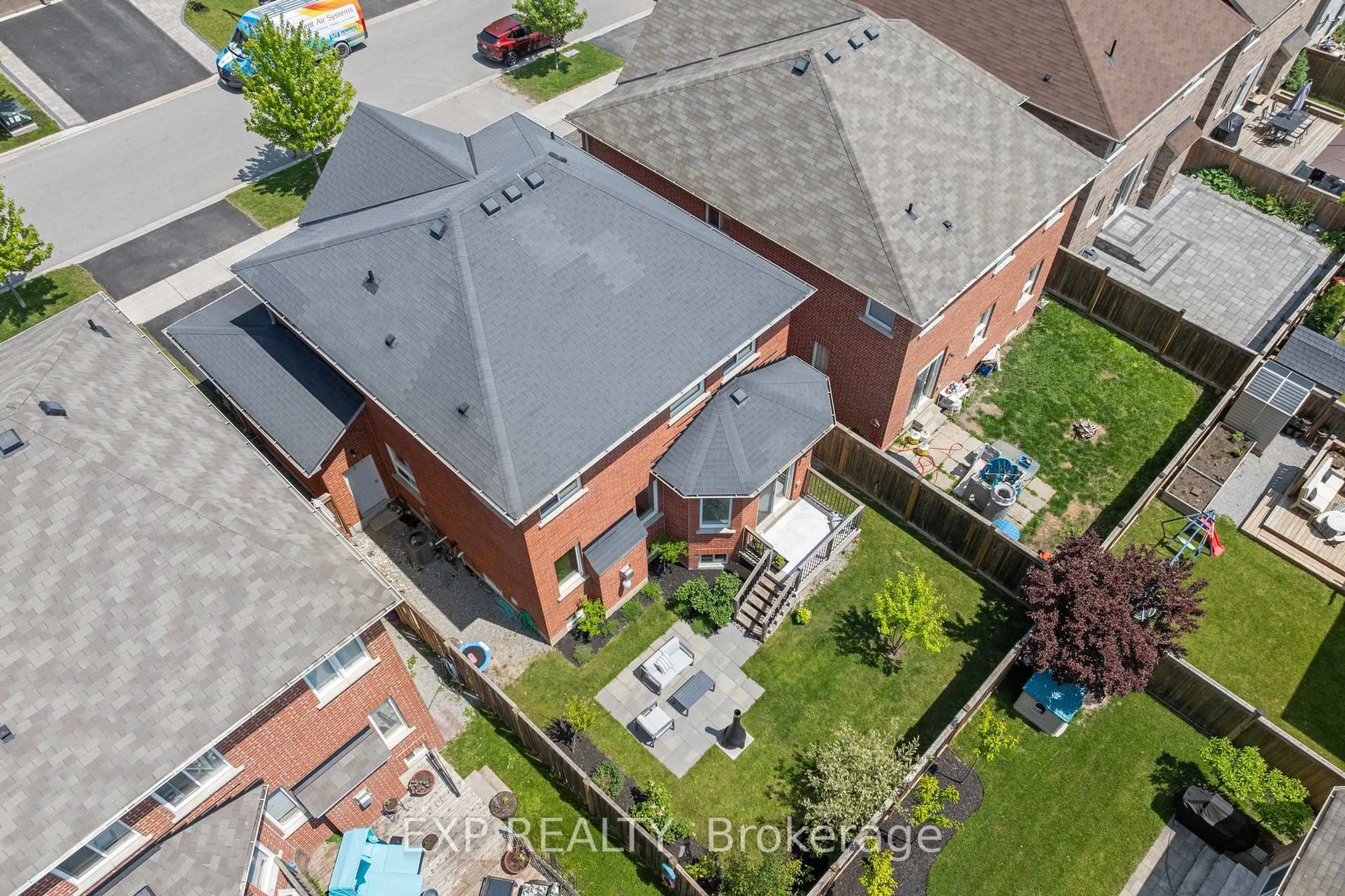 A pic from outside/outdoor area/front of a property/back of a property/a pic from drone, street for 15 Grey Wing Ave, Georgina Ontario L4P 0E8