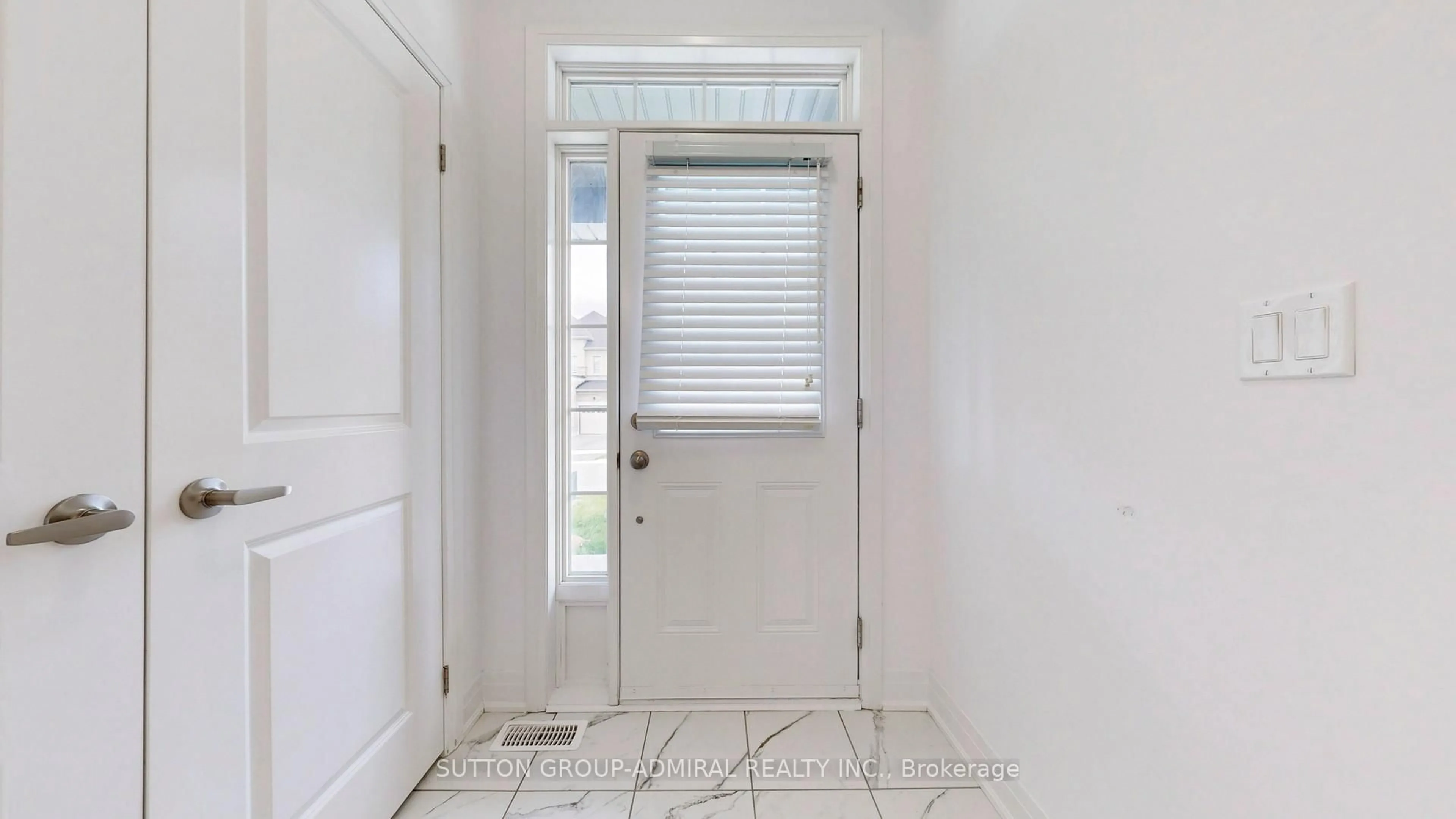 Indoor entryway for 89 Kentledge Ave, East Gwillimbury Ontario L9N 0V9