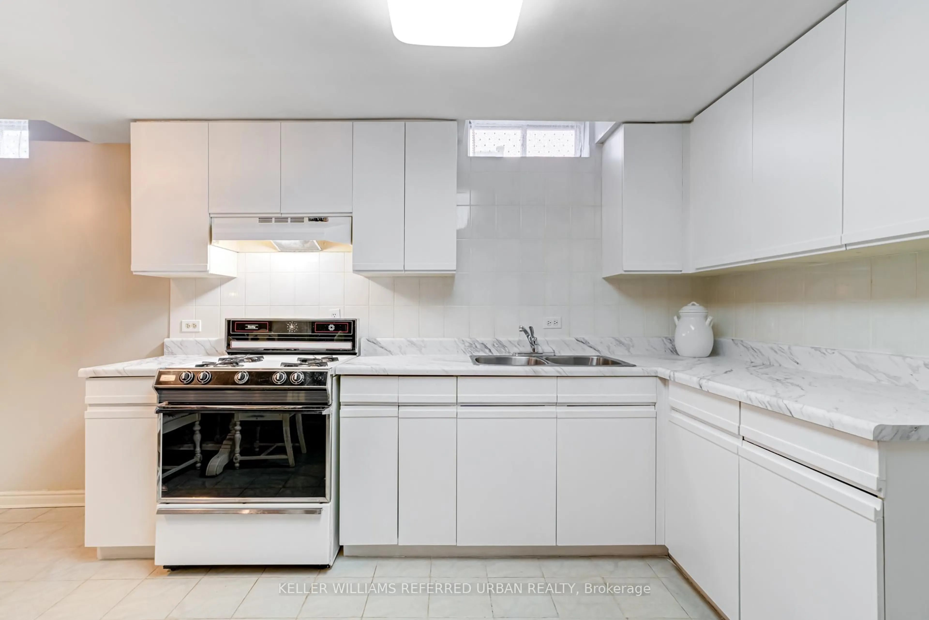 Standard kitchen, ceramic/tile floor for 109 Topham Cres, Richmond Hill Ontario L4C 9E9