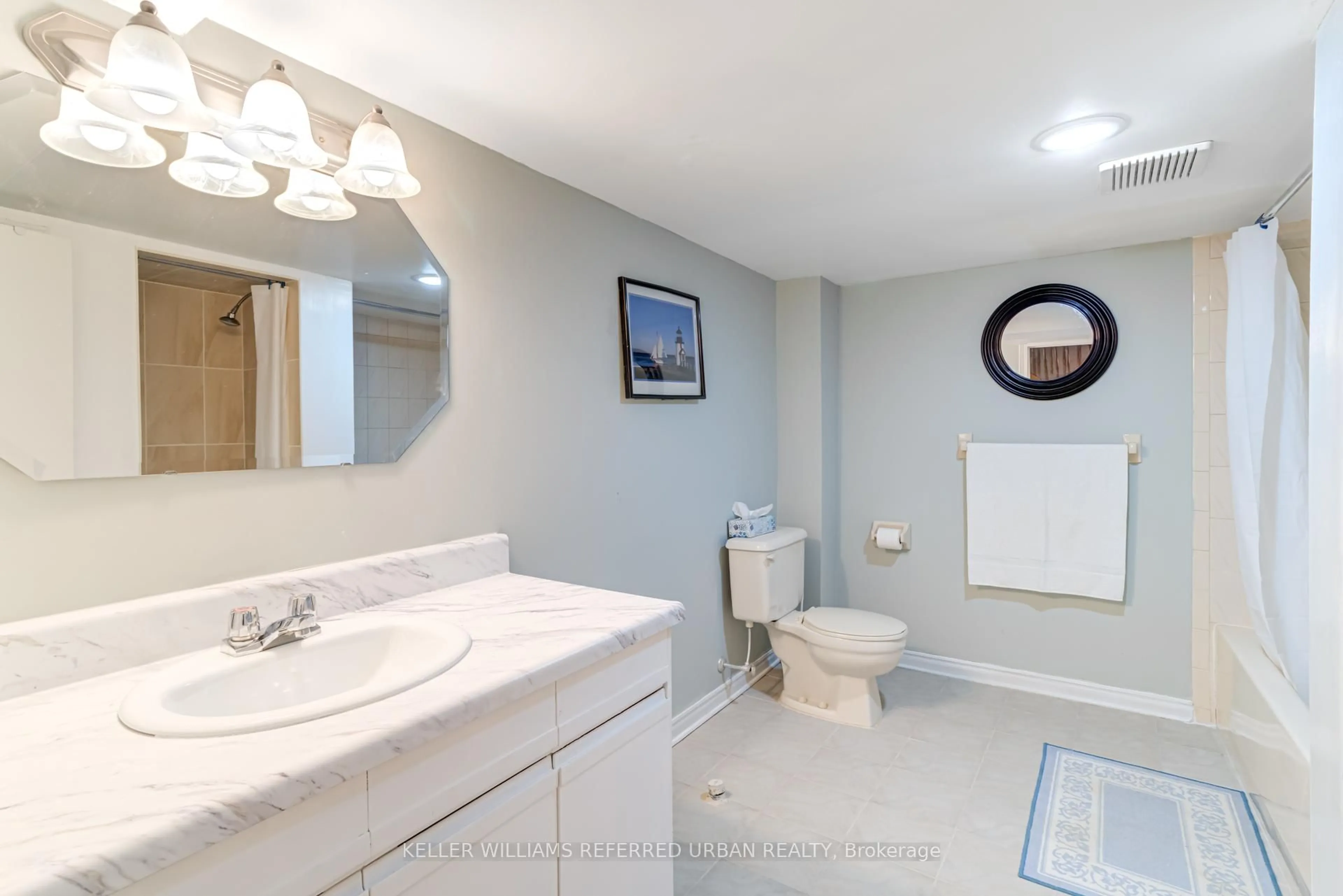 Standard bathroom, ceramic/tile floor for 109 Topham Cres, Richmond Hill Ontario L4C 9E9