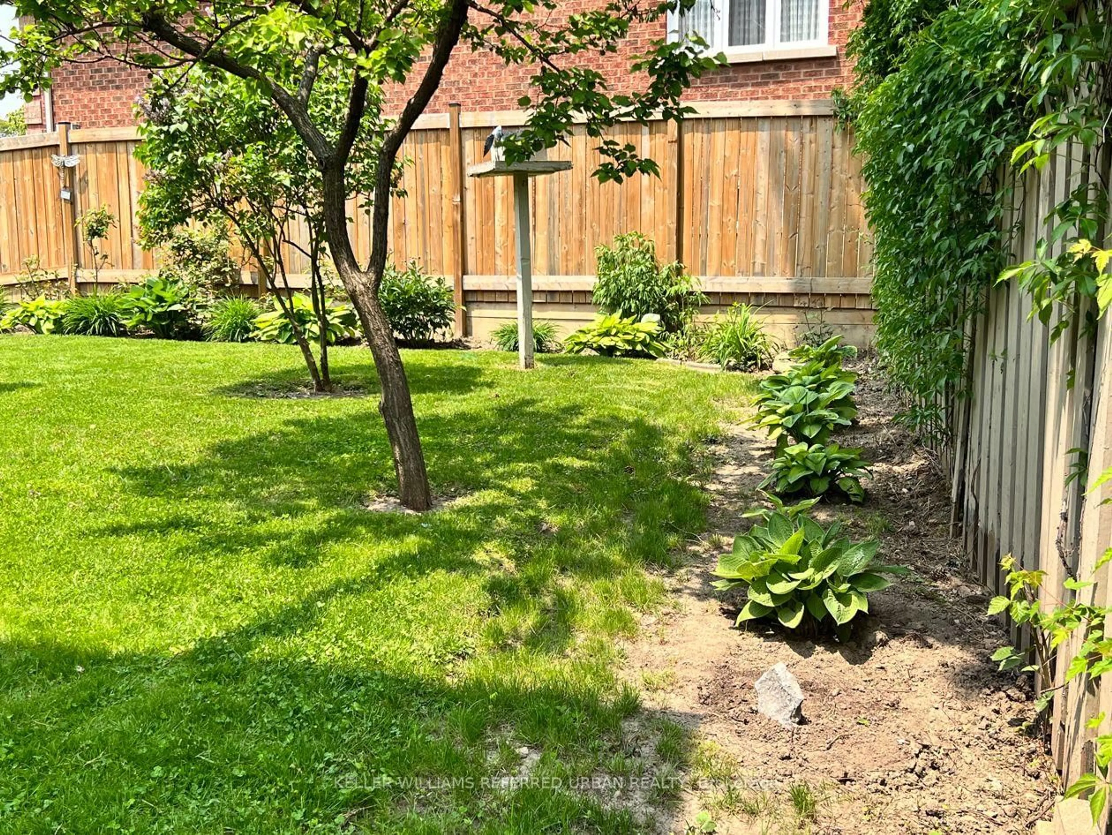 A pic from outside/outdoor area/front of a property/back of a property/a pic from drone, street for 109 Topham Cres, Richmond Hill Ontario L4C 9E9