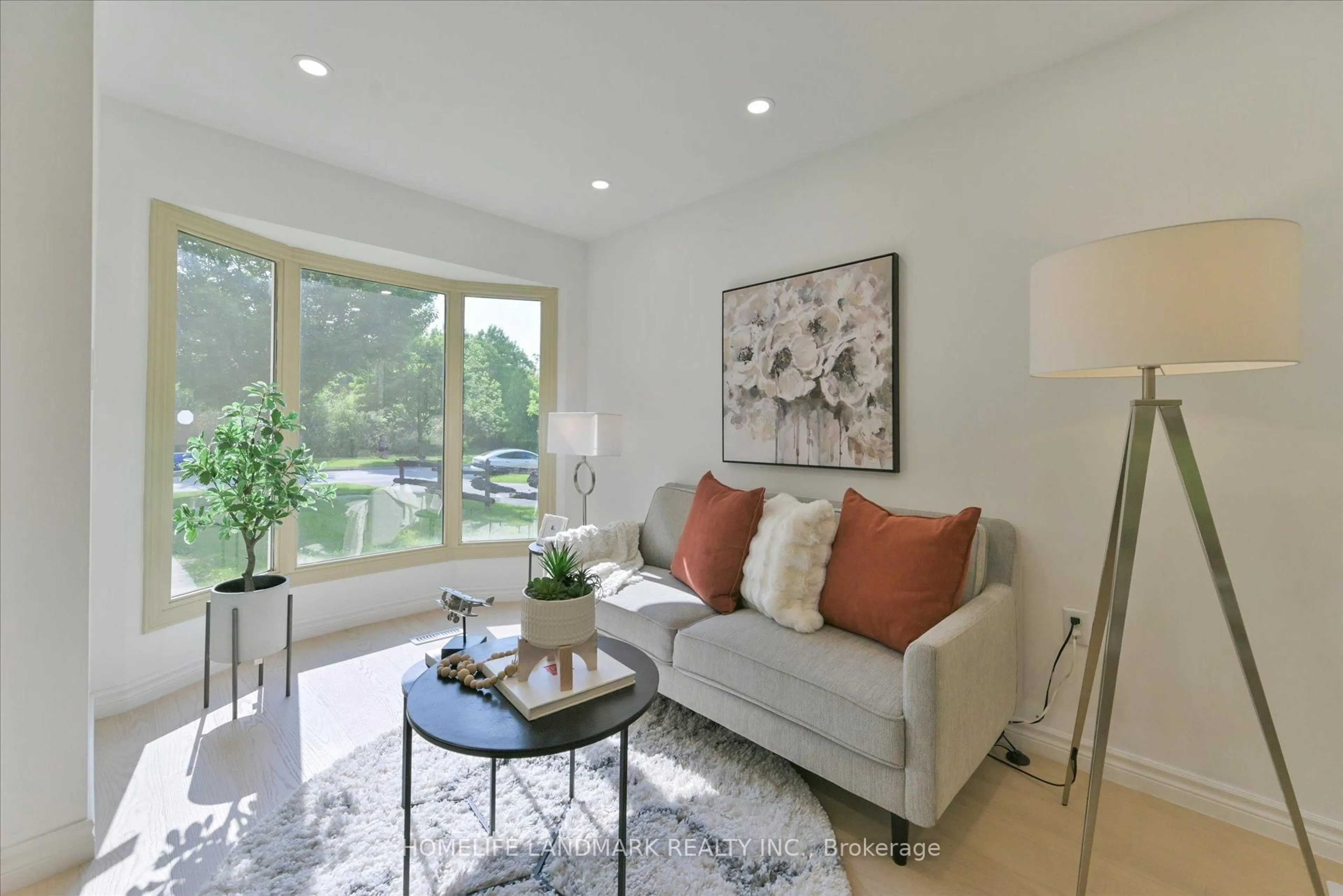 Living room with furniture, unknown for 11 Hunter's Point Dr, Richmond Hill Ontario L4C 6M4