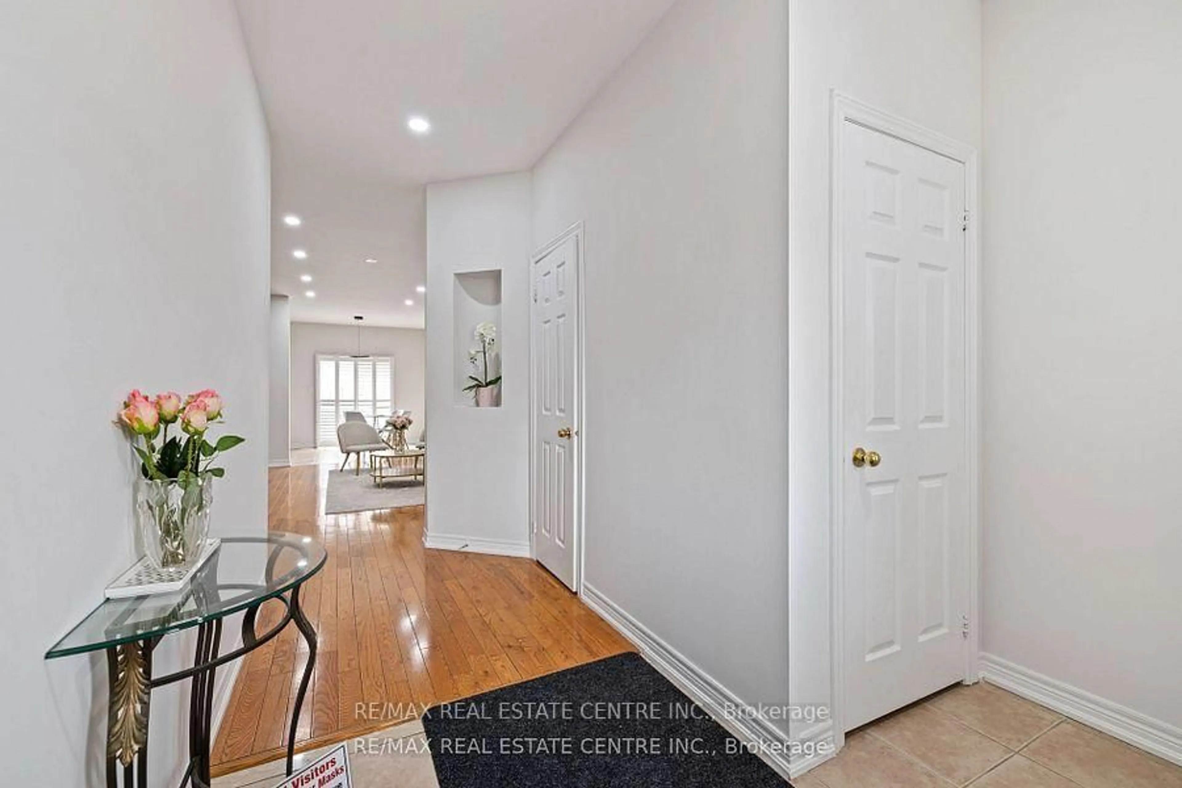 Indoor entryway for 108 Ozner Cres, Vaughan Ontario L4H 0E1
