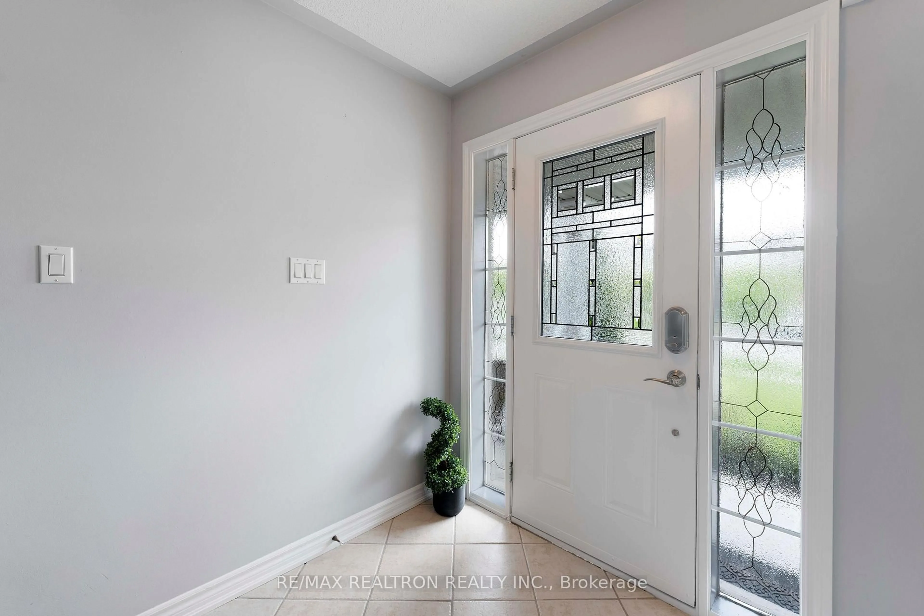 Indoor entryway for 161 Hammill Hts, East Gwillimbury Ontario L0G 1M0