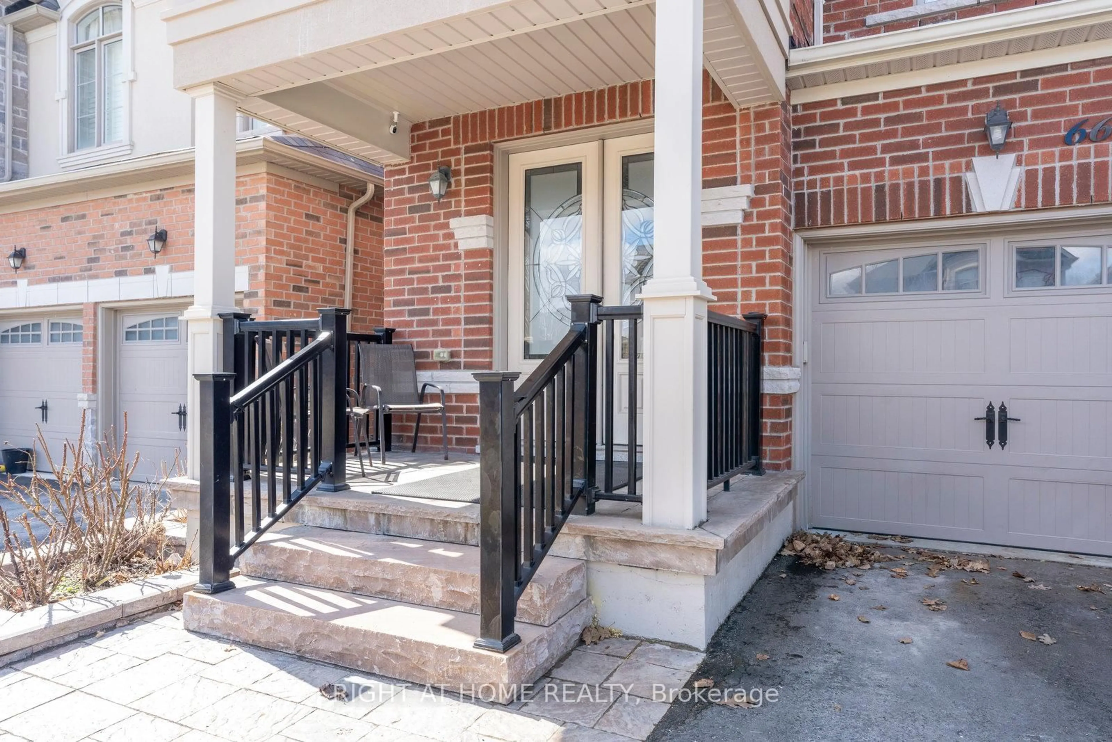 Home with brick exterior material, street for 669 Sweetwater Cres, Newmarket Ontario L3X 0H6