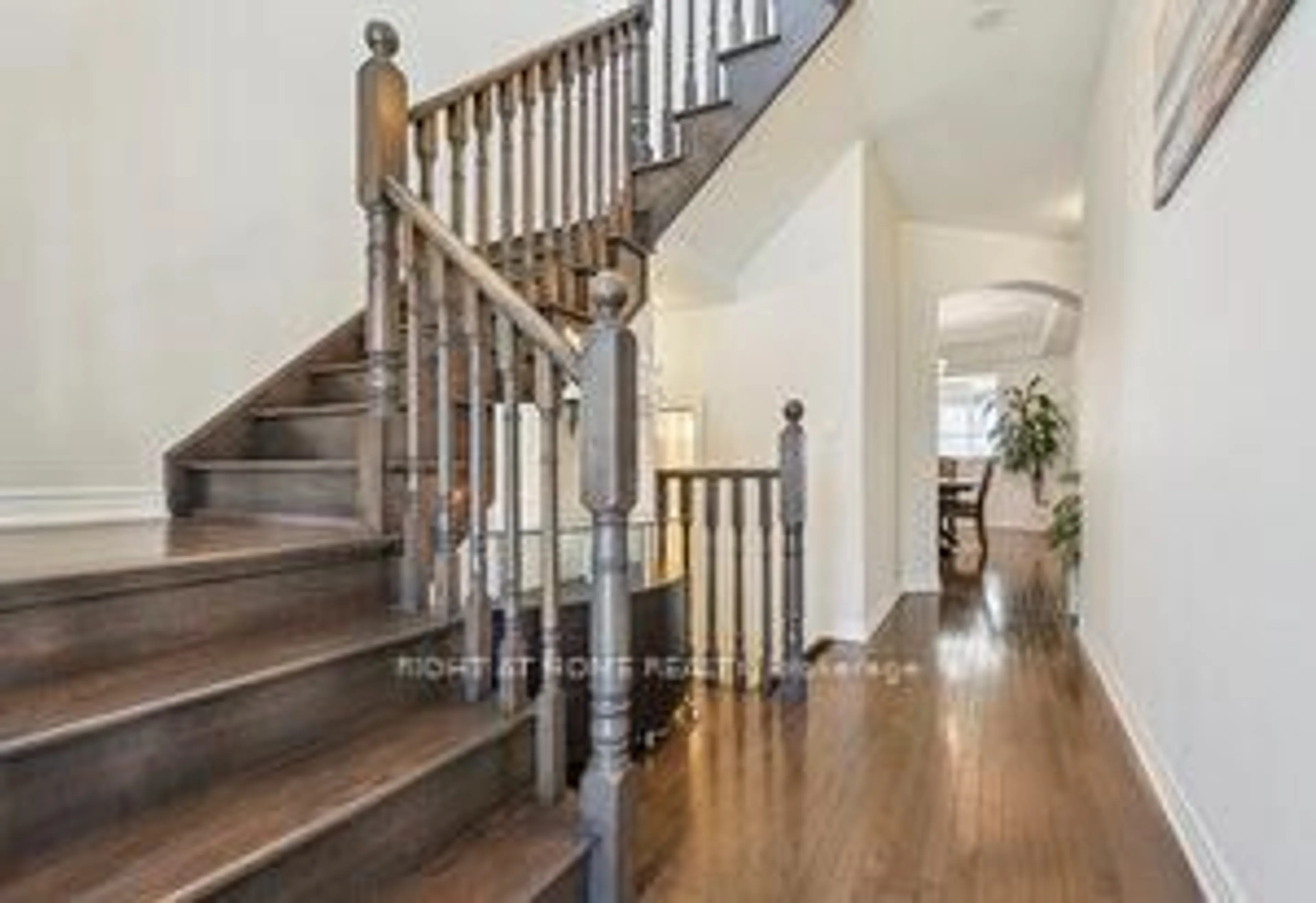 Stairs for 669 Sweetwater Cres, Newmarket Ontario L3X 0H6
