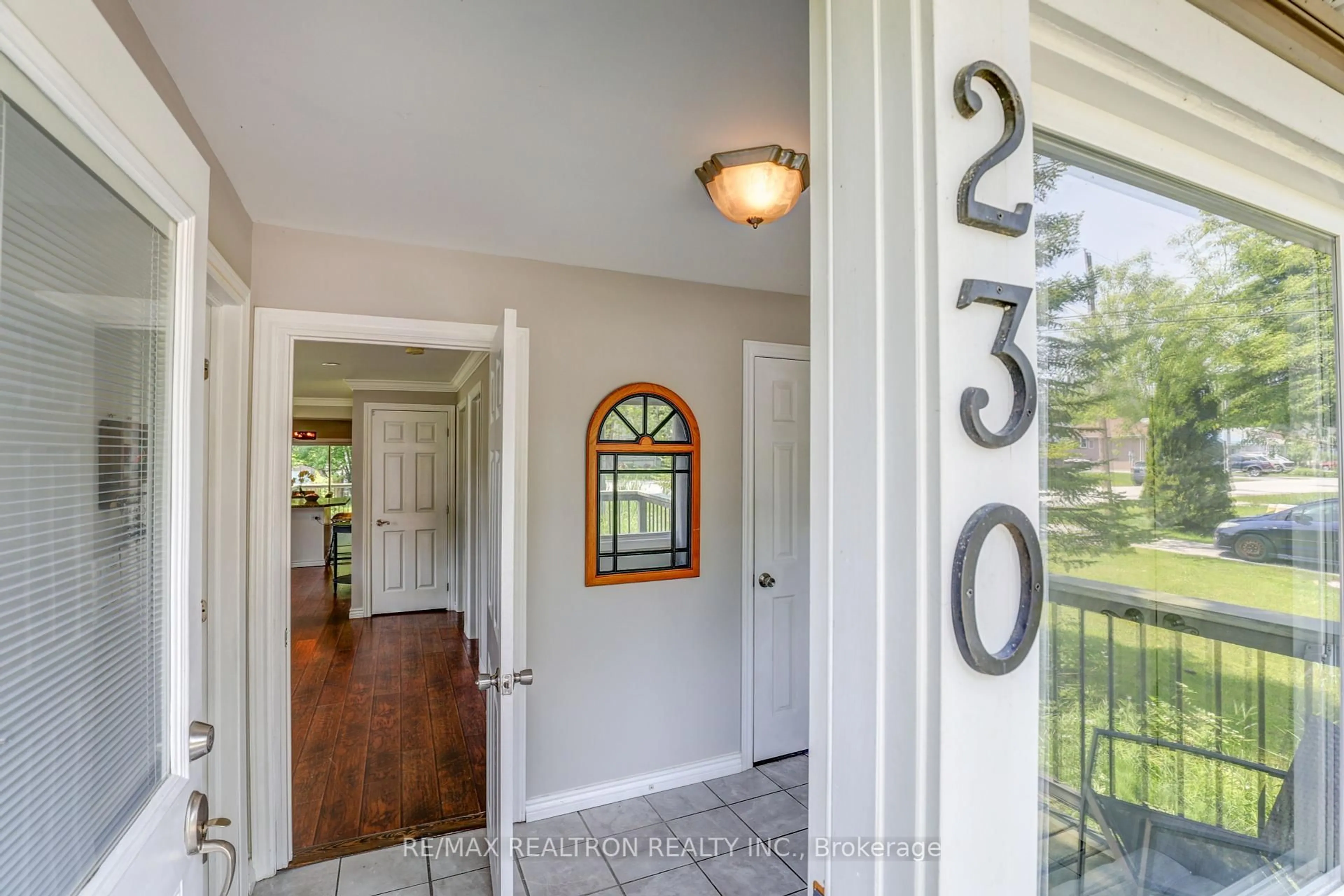 Indoor entryway for 230 Royal Rd, Georgina Ontario L4P 2T7